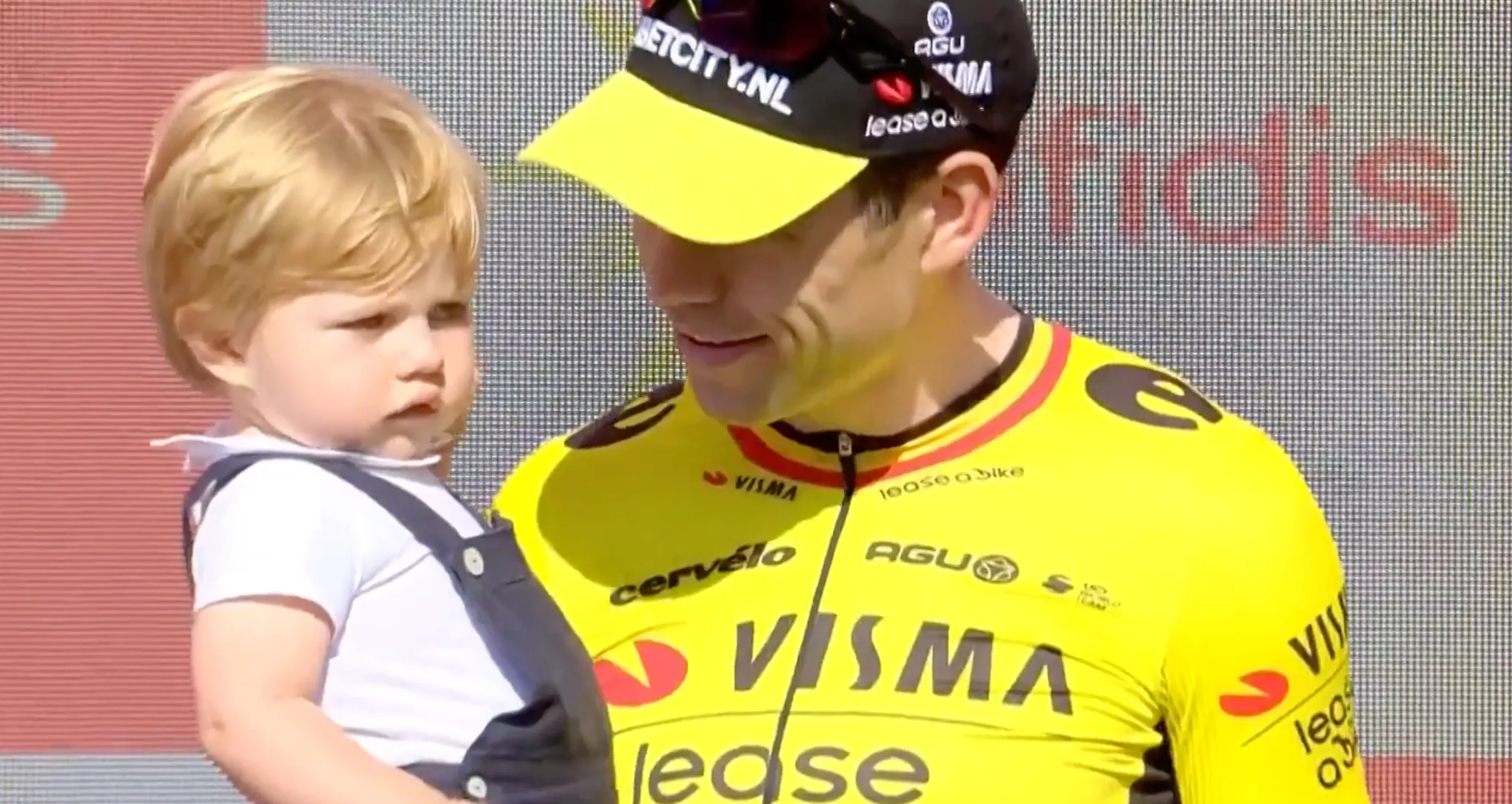 Wout van Aert in openhartig interview: 'Mijn zoontjes doen me anders naar de wereld kijken'