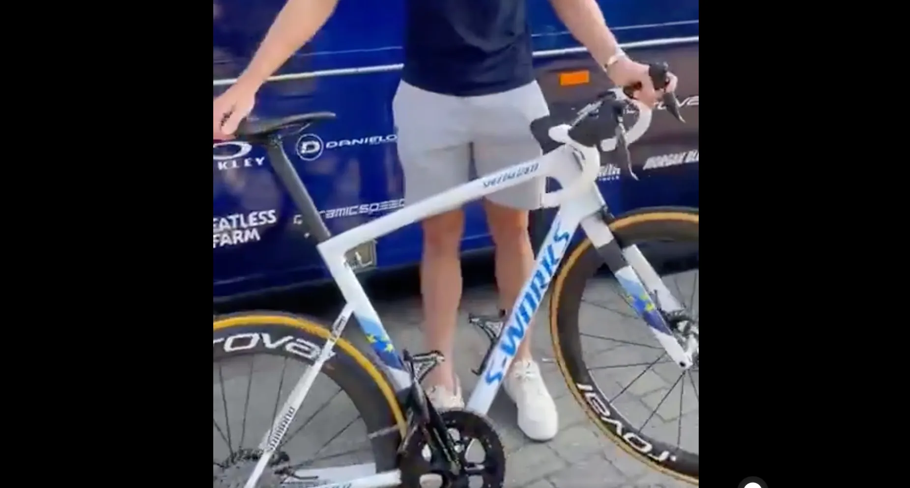 KIJK. Evenepoel gespot op gouden tijdritfiets, Merlier showt nieuwe trui én fiets