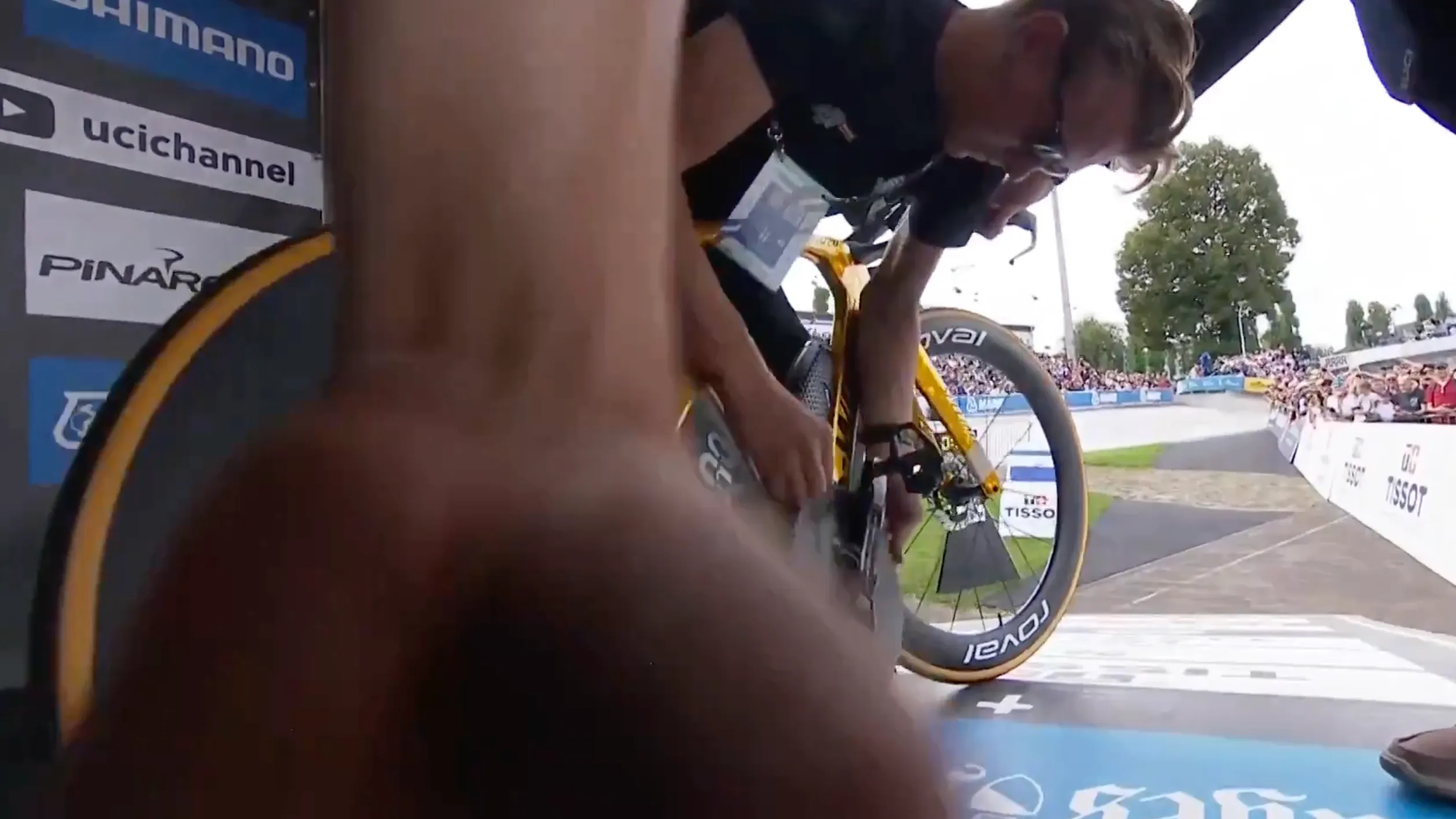 VIDEO. Evenepoel krijgt 1 (!) minuut voor de start af te rekenen met mechanische pech