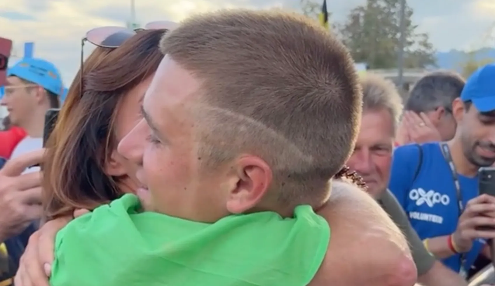 VIDEO. Evenepoel vliegt in de armen van echtgenote, mama én papa
