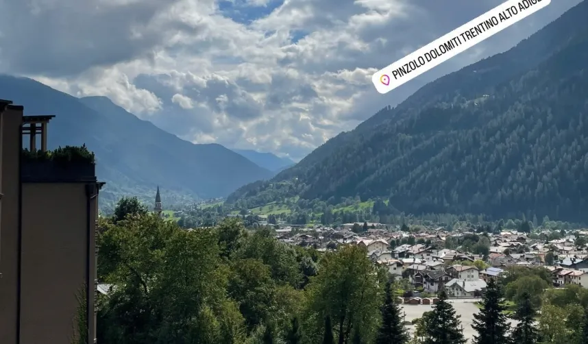 'Babystapjes': Wout van Aert maakt op vakantie in Italië eerste wandeling sinds val
