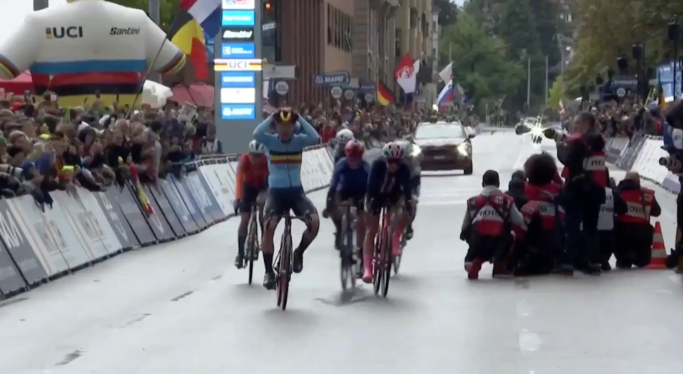 GOUD! Lotte Kopecky sprint in Zürich naar tweede wereldtitel op rij