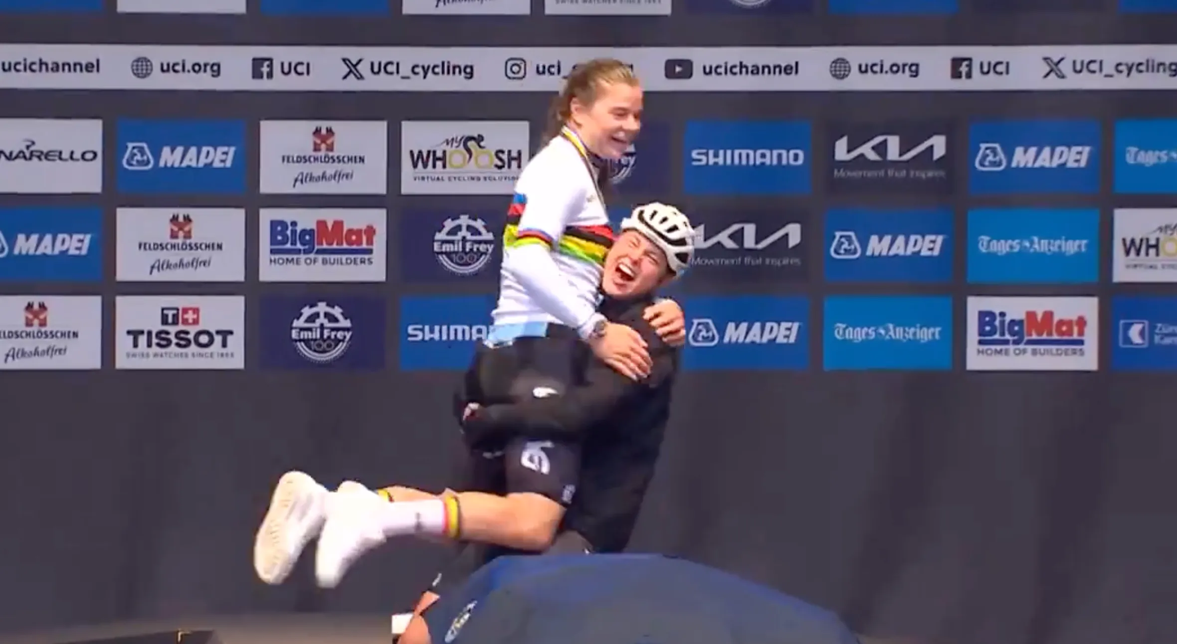 VIDEO. Feestende Kopecky & De Wilde tuimelen onderuit op podium