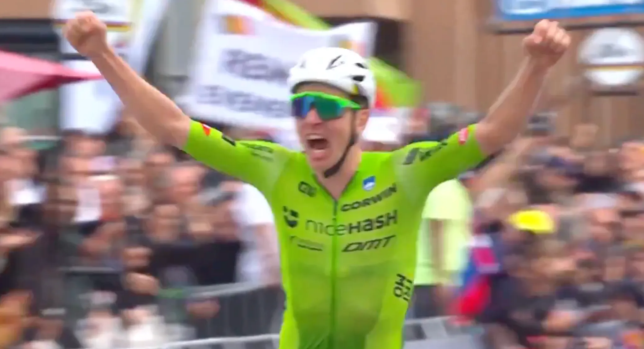 Pogacar is wereldkampioen na aanval van 100 (!) km, Van der Poel pakt brons