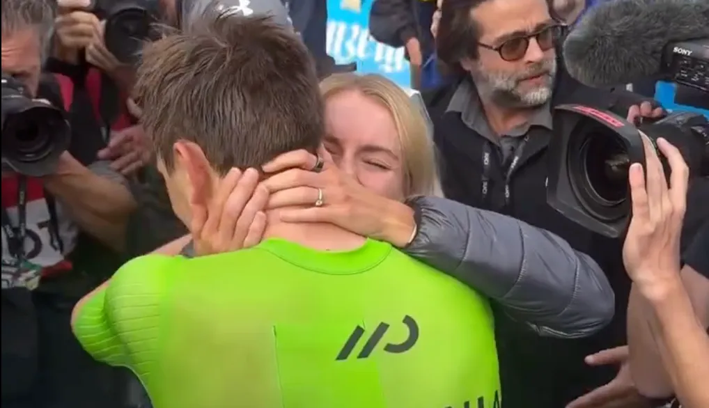 VIDEO. Pogacar vliegt in de armen van o.a. vriendin & Mathieu van der Poel