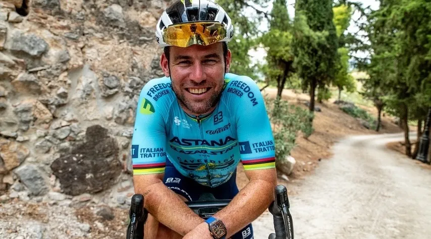 Mark Cavendish blijft trainen en overweegt pensioen andermaal uit te stellen