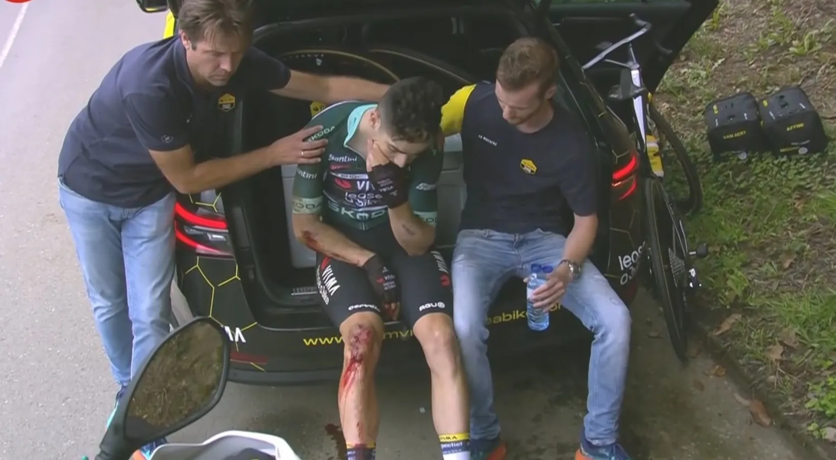Revalidatie Wout van Aert kan maanden duren: 'Het ziet er niet al te best uit'