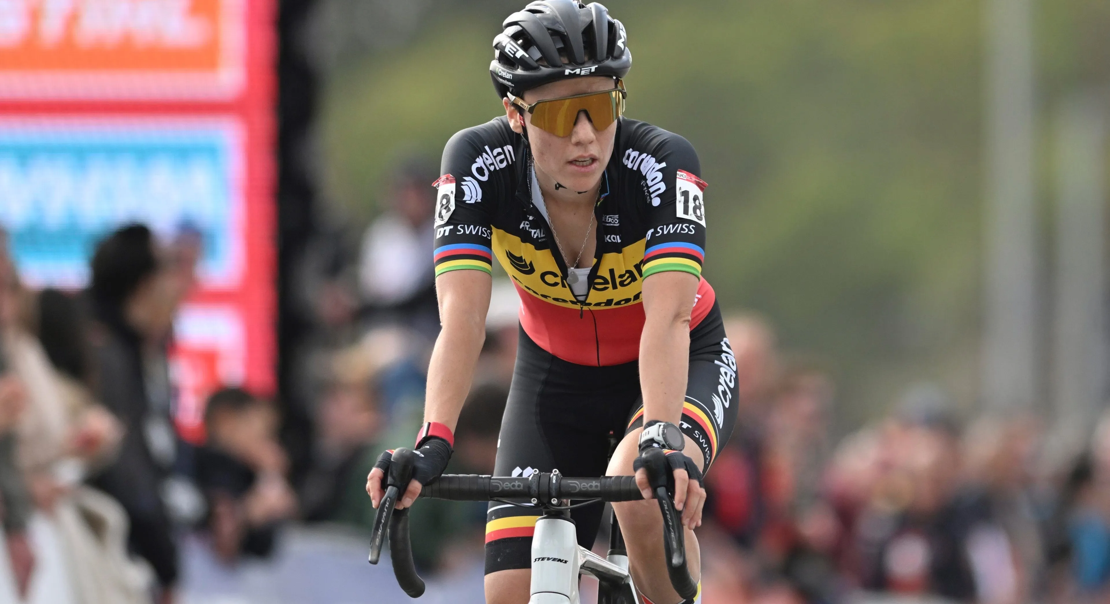 Jarige Sanne Cant zet critici op hun plaats: 'Aan mijn muur hangen drie regenboogtruien!'