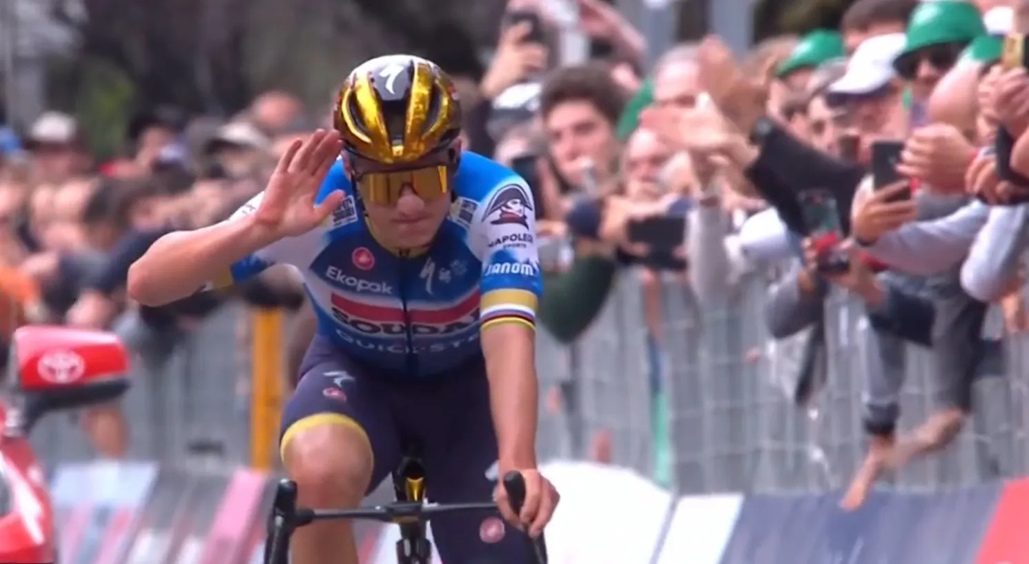 'Jij hebt mijn leven gered': Evenepoel draagt tweede plek in Lombardije op aan bijzonder persoon