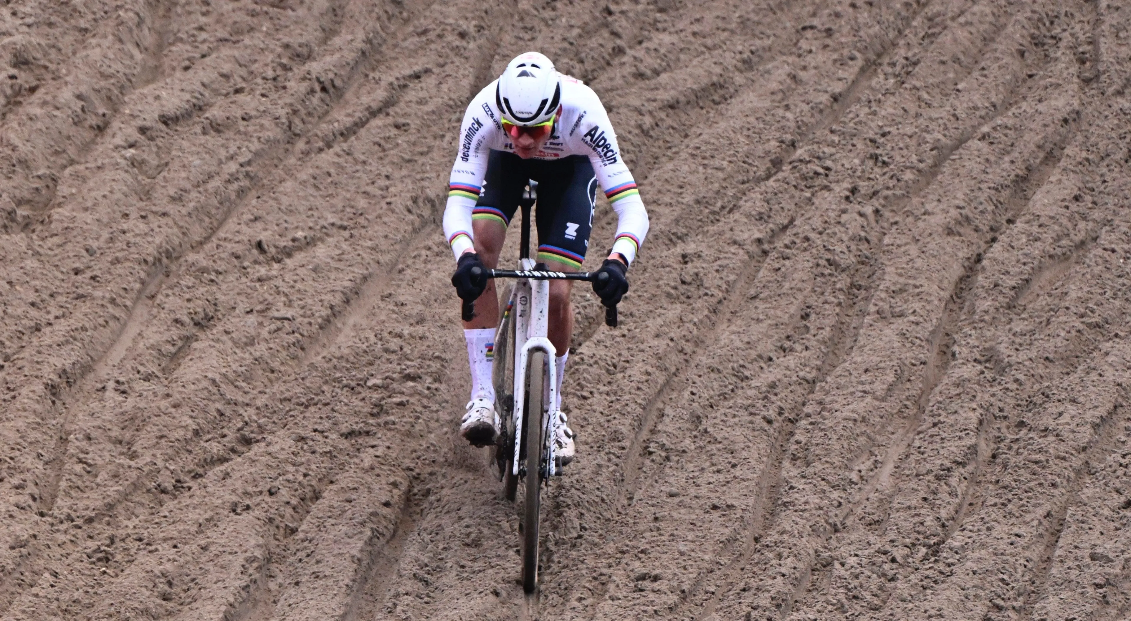 Van der Poel weet nog niet of hij straks het veld induikt: 'Eerst vakantie nemen'