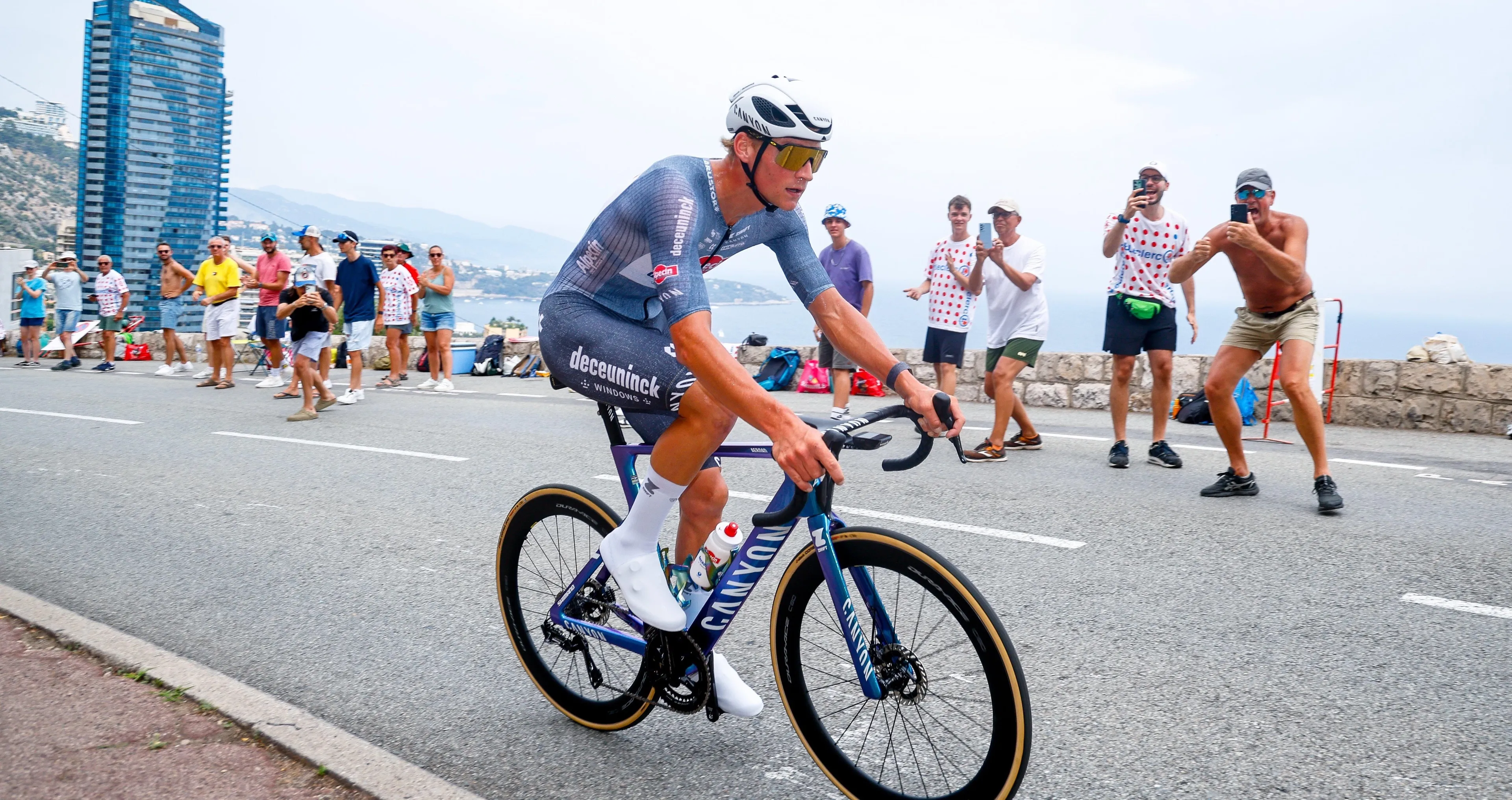 Win een gesigneerd truitje van Mathieu van der Poel uit de Tour de France