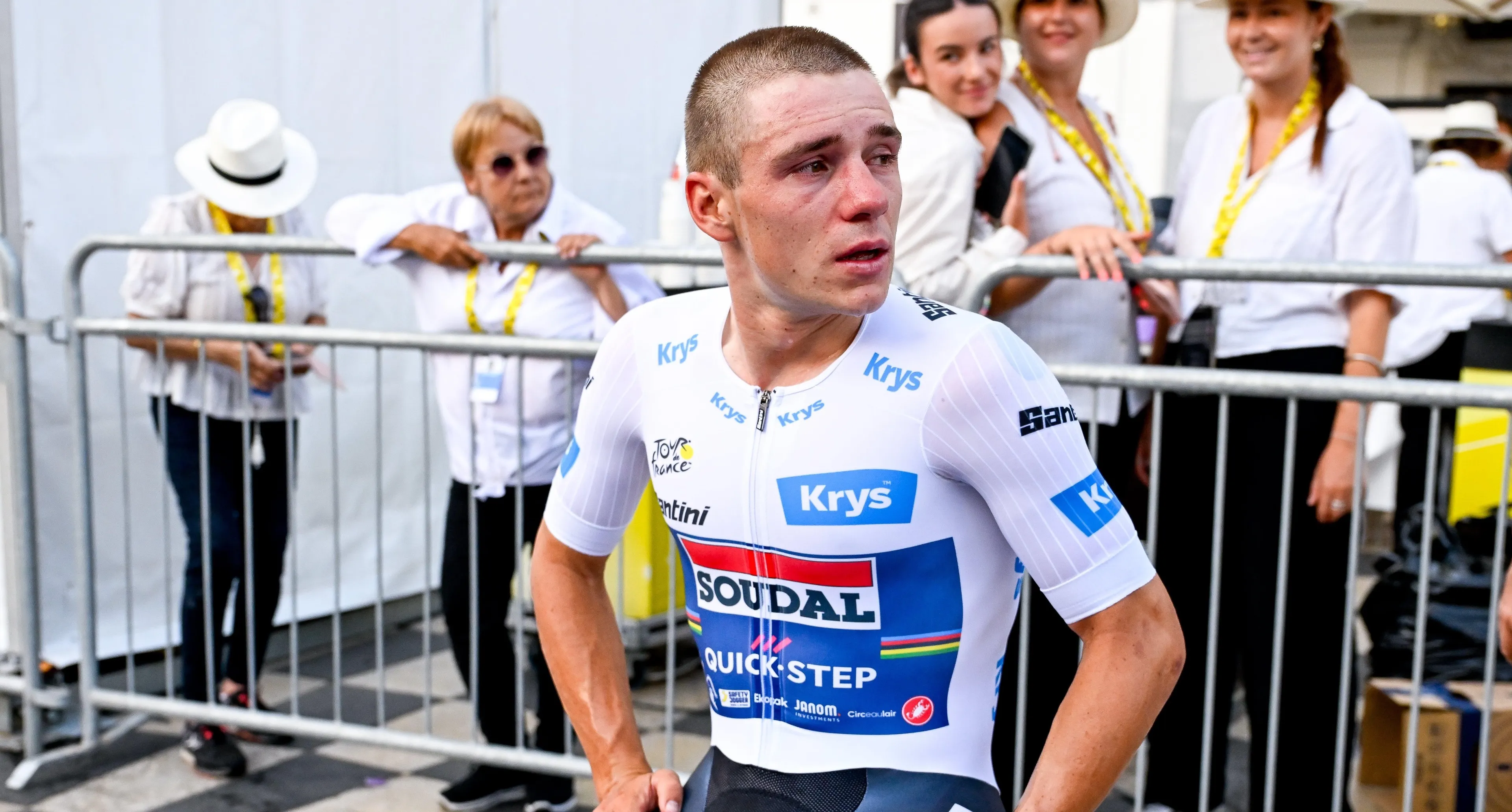 Het gaat niet goed met Evenepoel: 'Hij heeft hoge koorts en ligt al twee dagen plat in de zetel'