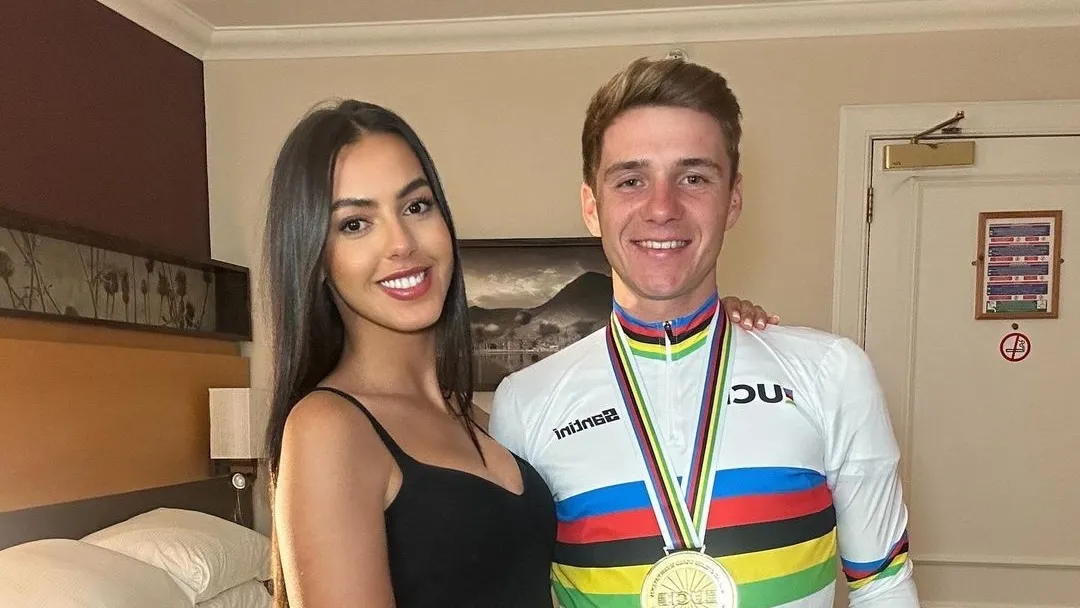 Evenepoel en Oumi vertrekken op vakantie: 'Het is de eerste keer voor Remco hier'