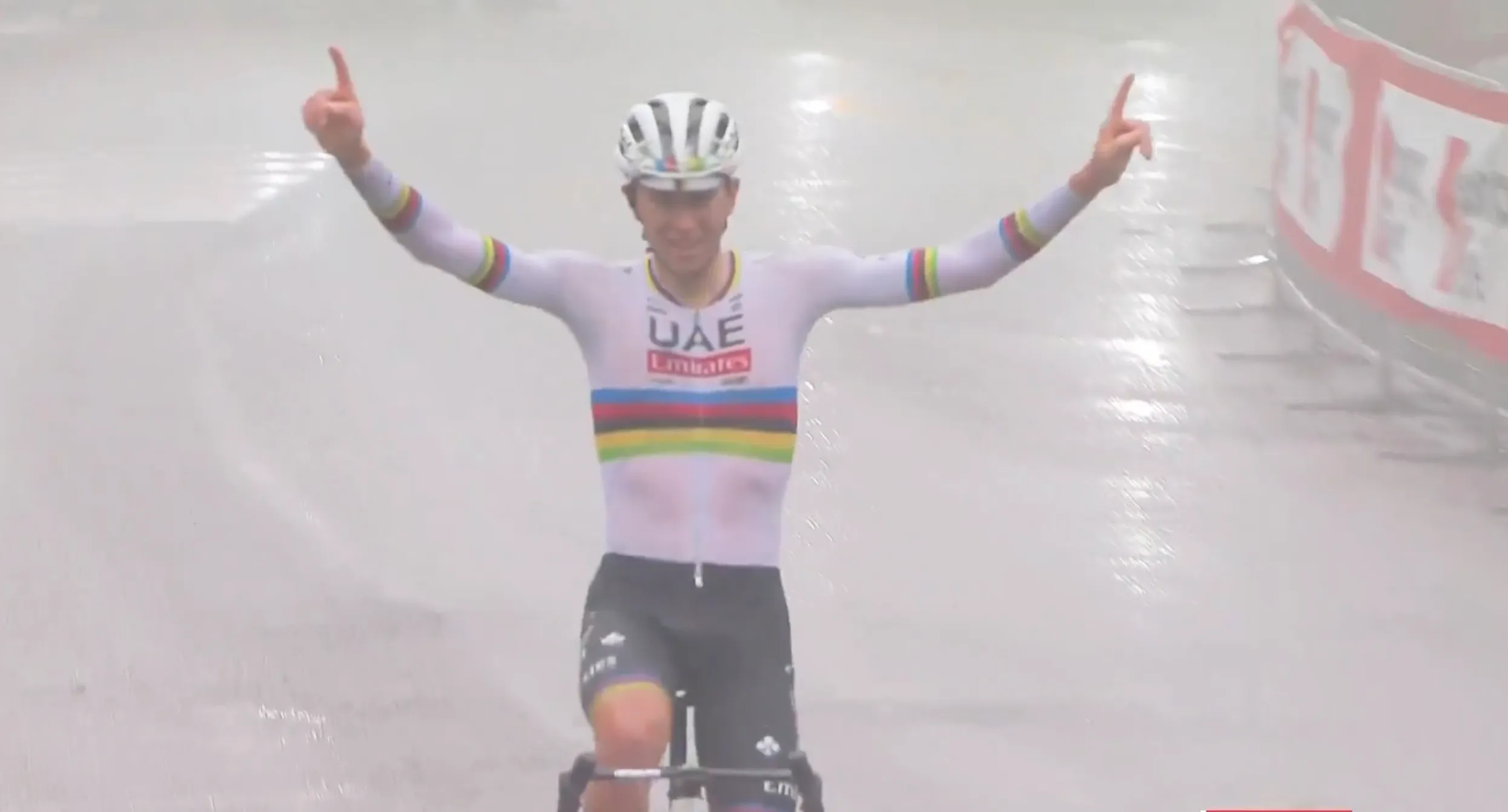 Fenomenale Pogacar wint Giro dell'Emilia na solo, Evenepoel geeft op