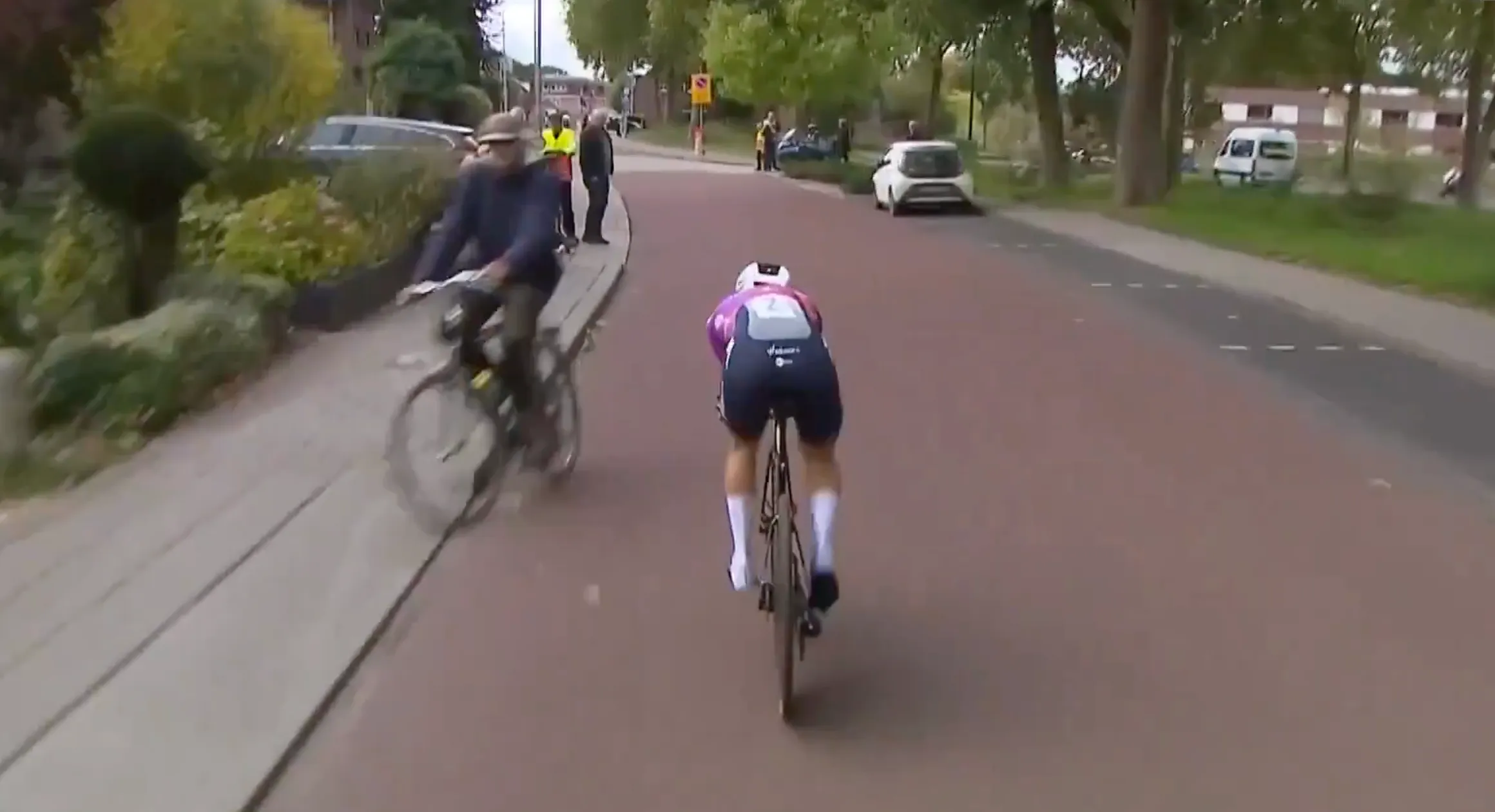 VIDEO. Wiebes knalt net niet op nietsvermoedende tegenligger in Simac Ladies Tour