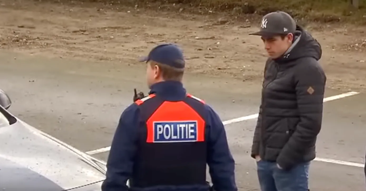 VIDEO. Wout van Aert wordt gepranked door politieagent