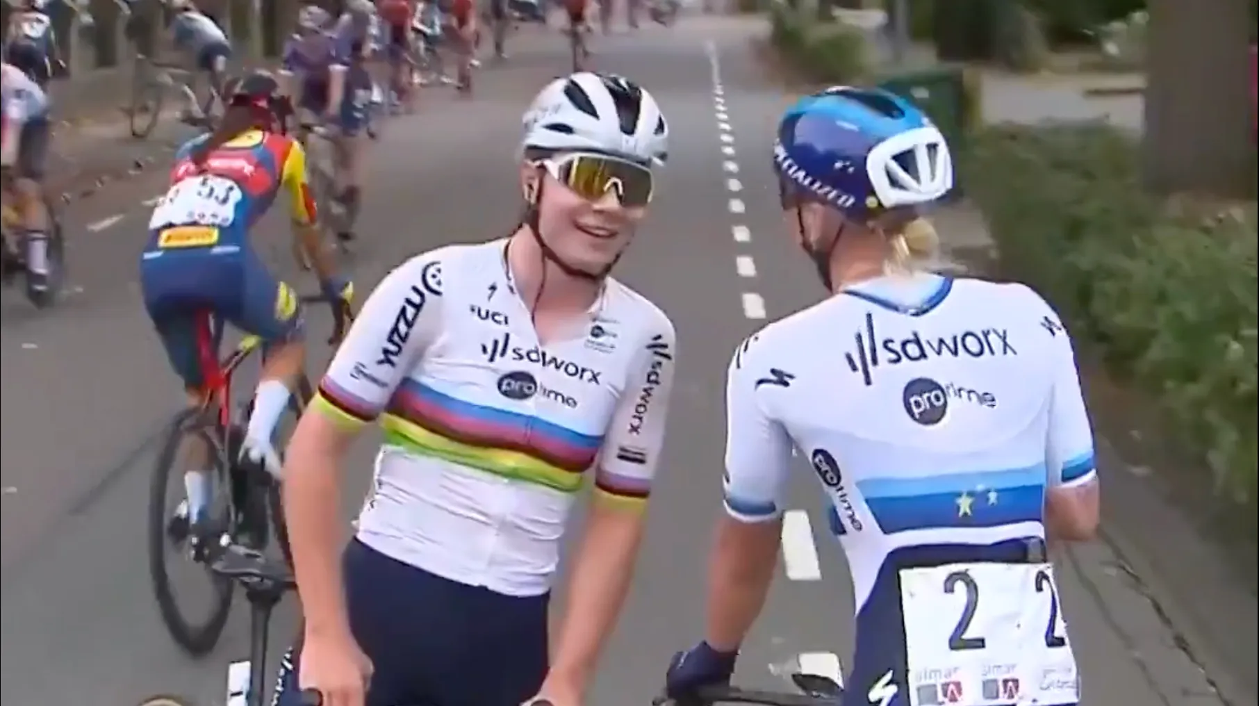 VIDEO. Kopecky loodst Wiebes naar sprintzege in Simac Ladies Tour