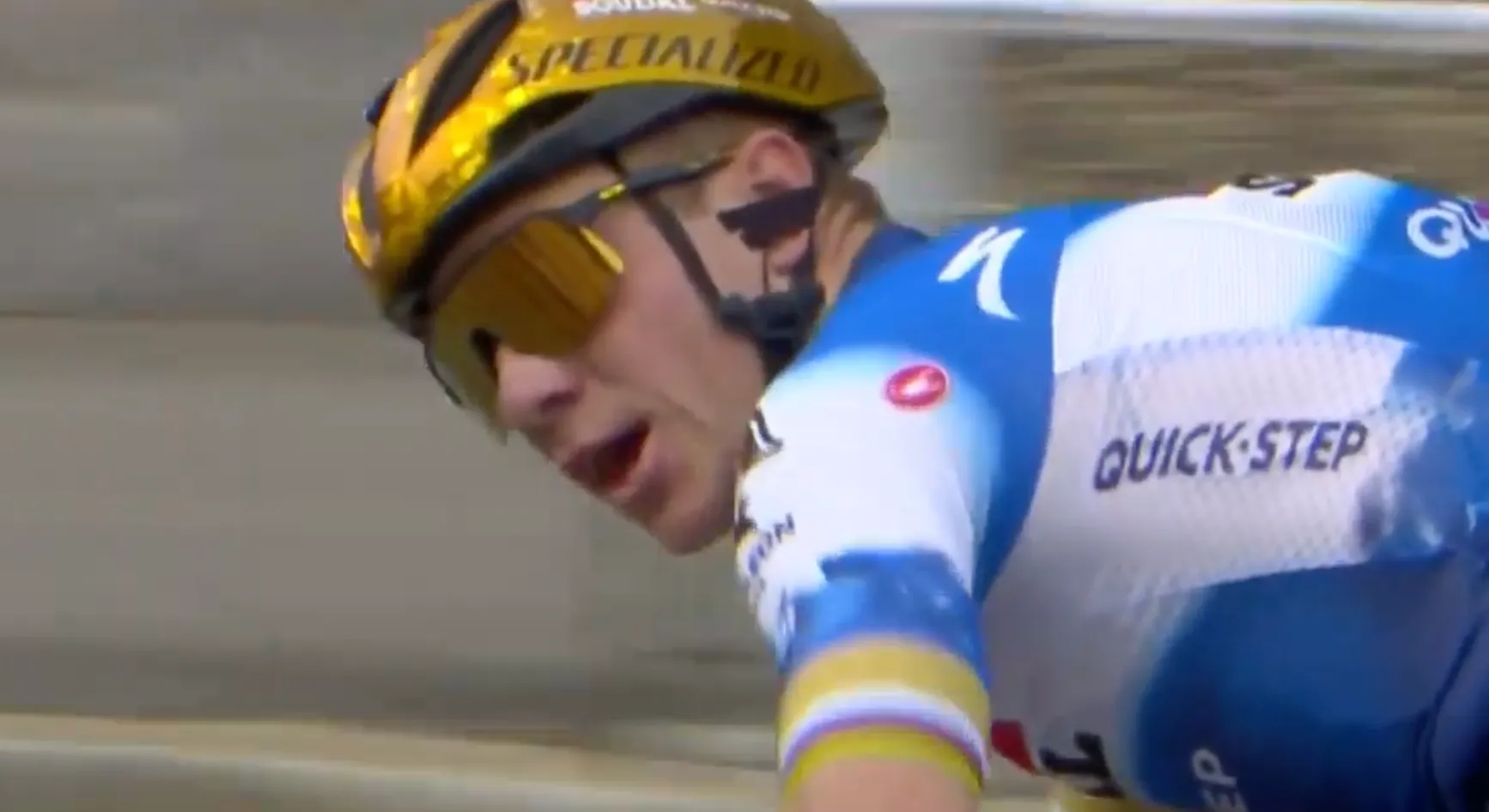 KIJK. Boze Evenepoel scheldt motard de huid vol