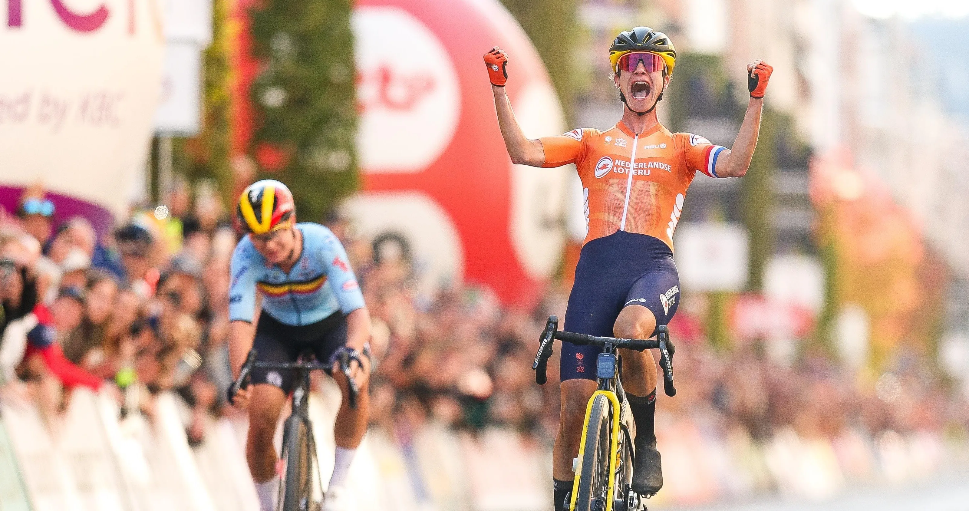 KIJK. Won Vos dankzij dit opvallend snufje de sprint tegen Kopecky?