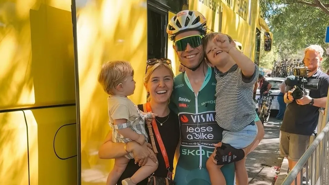 KIJK. Wout van Aert gaat Mathieu van der Poel achterna met peperdure Porsche