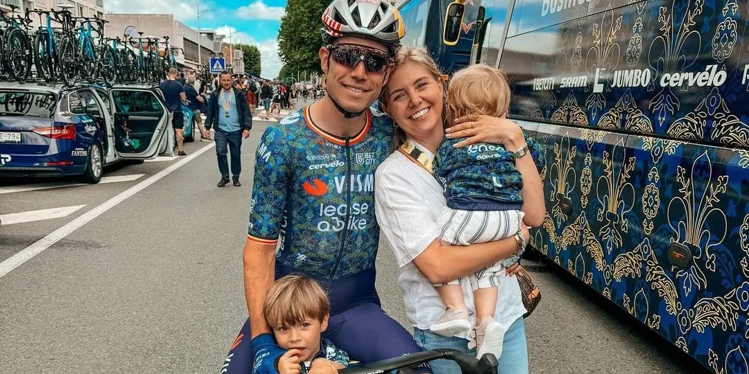 Wout van Aert ziet Sarah De Bie straffe prestatie neerzetten in Spanje