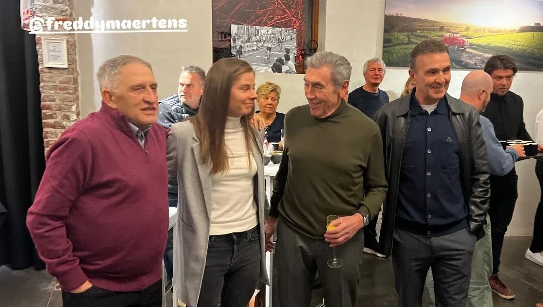 KIJK. Wielergrootheden zwaaien journalist Hugo Coorevtis uit met verrassingsfeestje