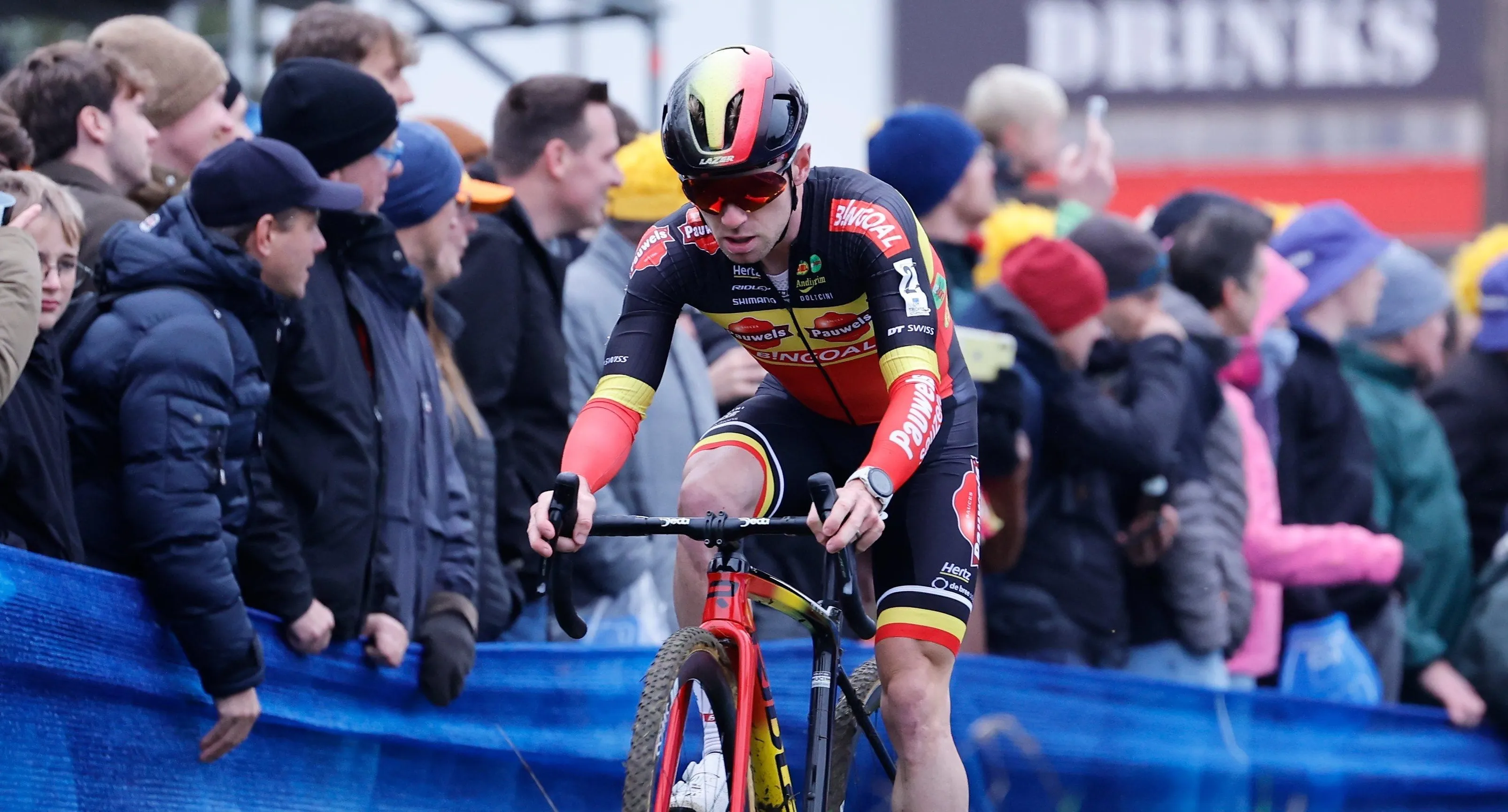 KIJK. 'Supporter' op de Koppenberg lacht Eli Iserbyt uit met bedenkelijke actie