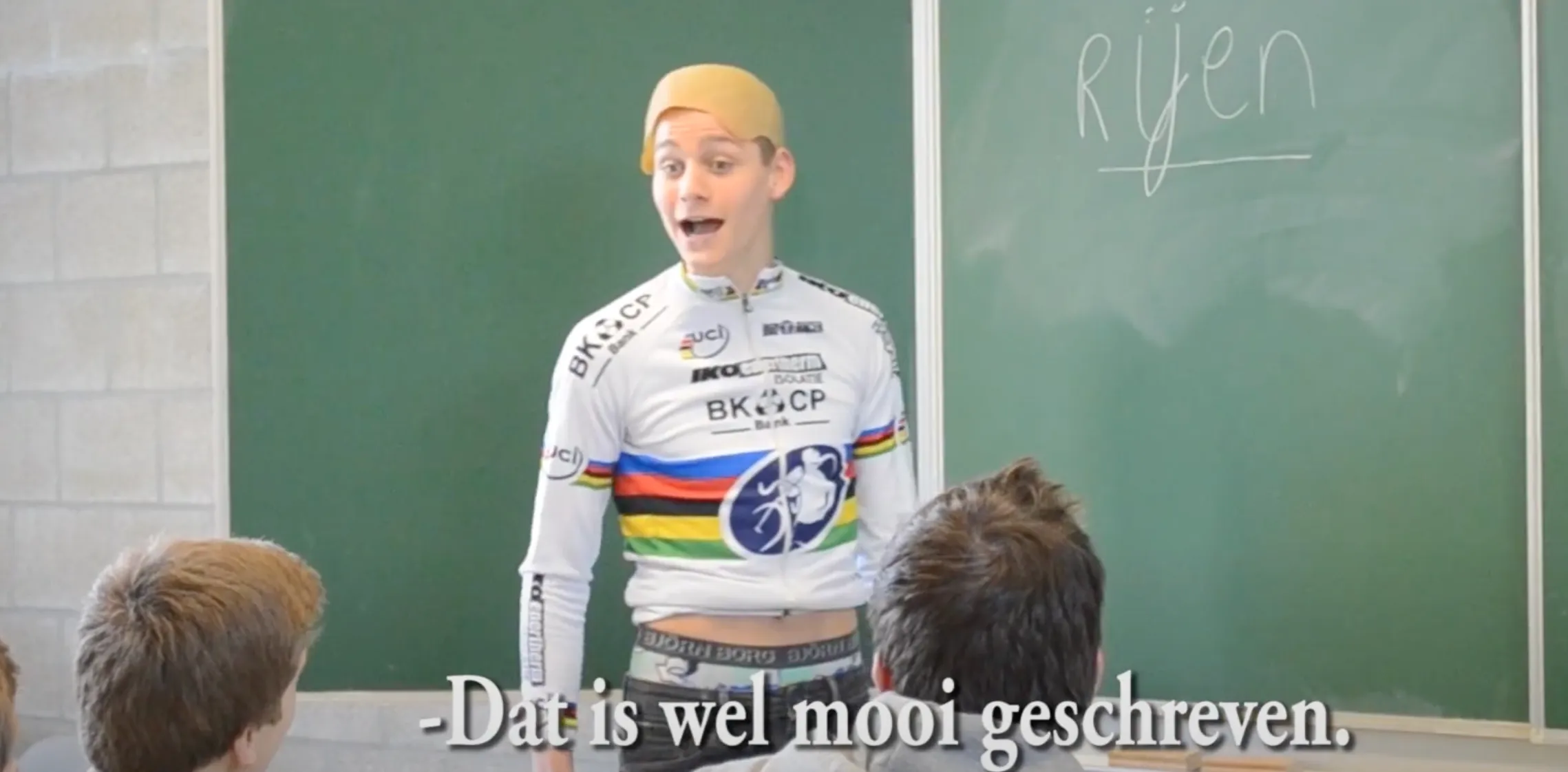 Hilarische beelden: 18-jarige Mathieu van der Poel zet klas op stelten