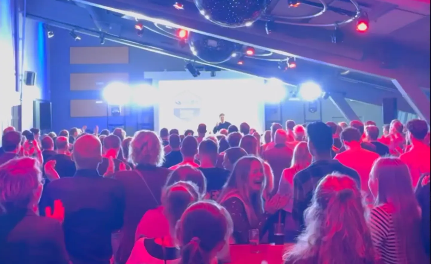Hilarische beelden: zingende Wout van Aert gaat helemaal uit z'n dak op feestje