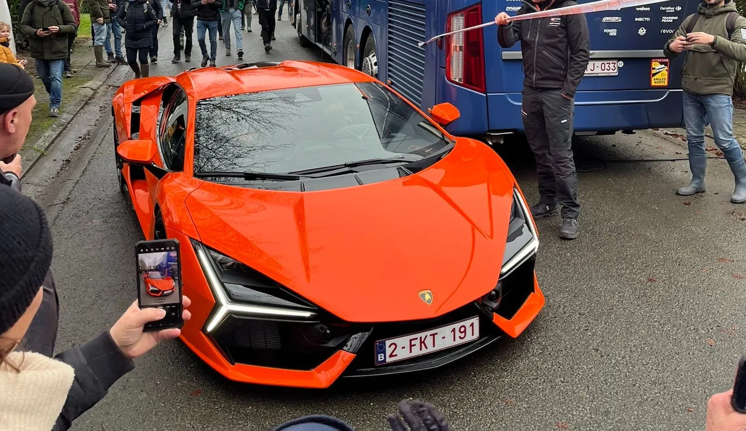 'Wout zou zoiets nooit doen': Mathieu van der Poel oogst kritiek met feloranje Lamborghini
