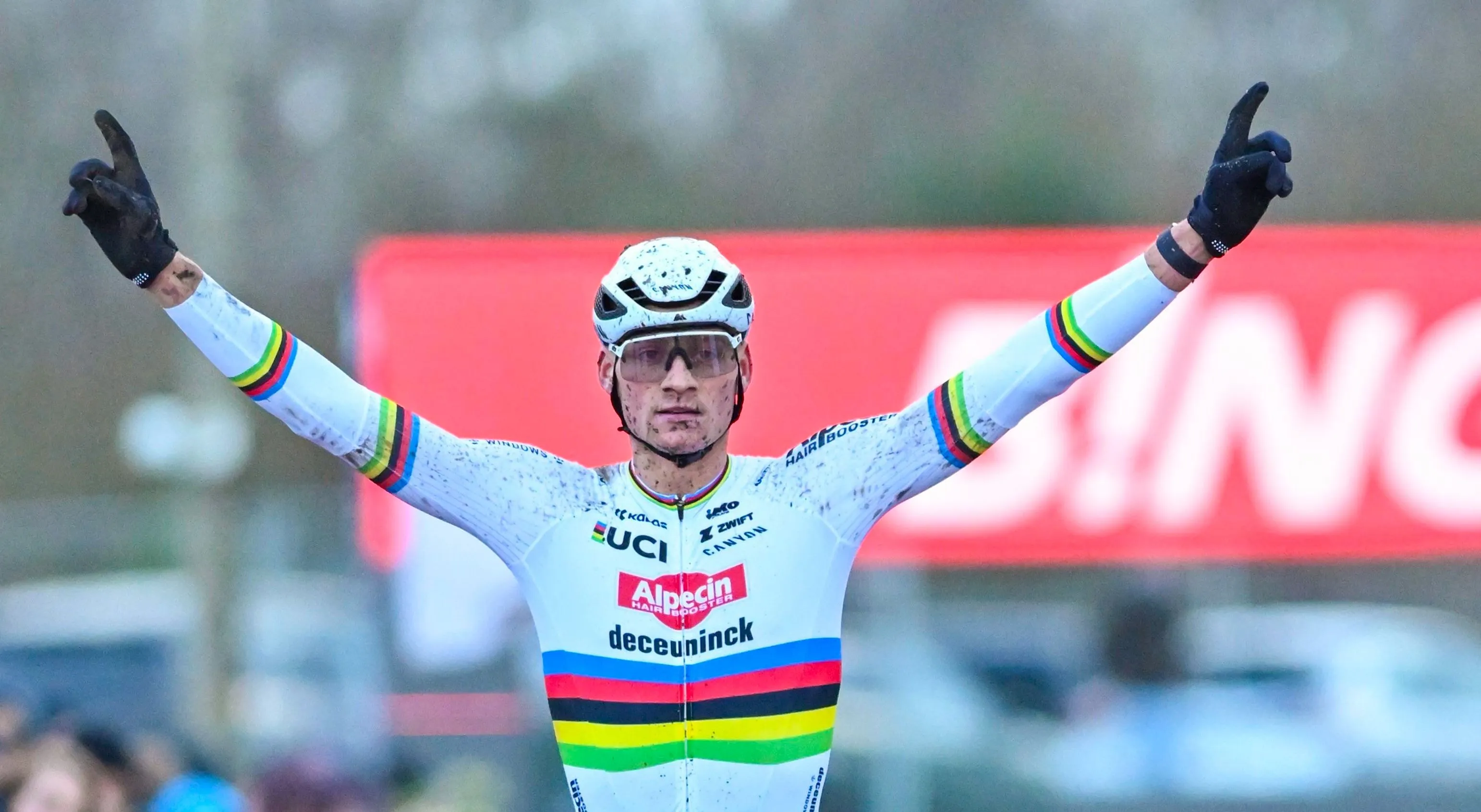 VIDEO. Van der Poel arriveert in sportwagen, maar werkt journalisten ferm op de zenuwen