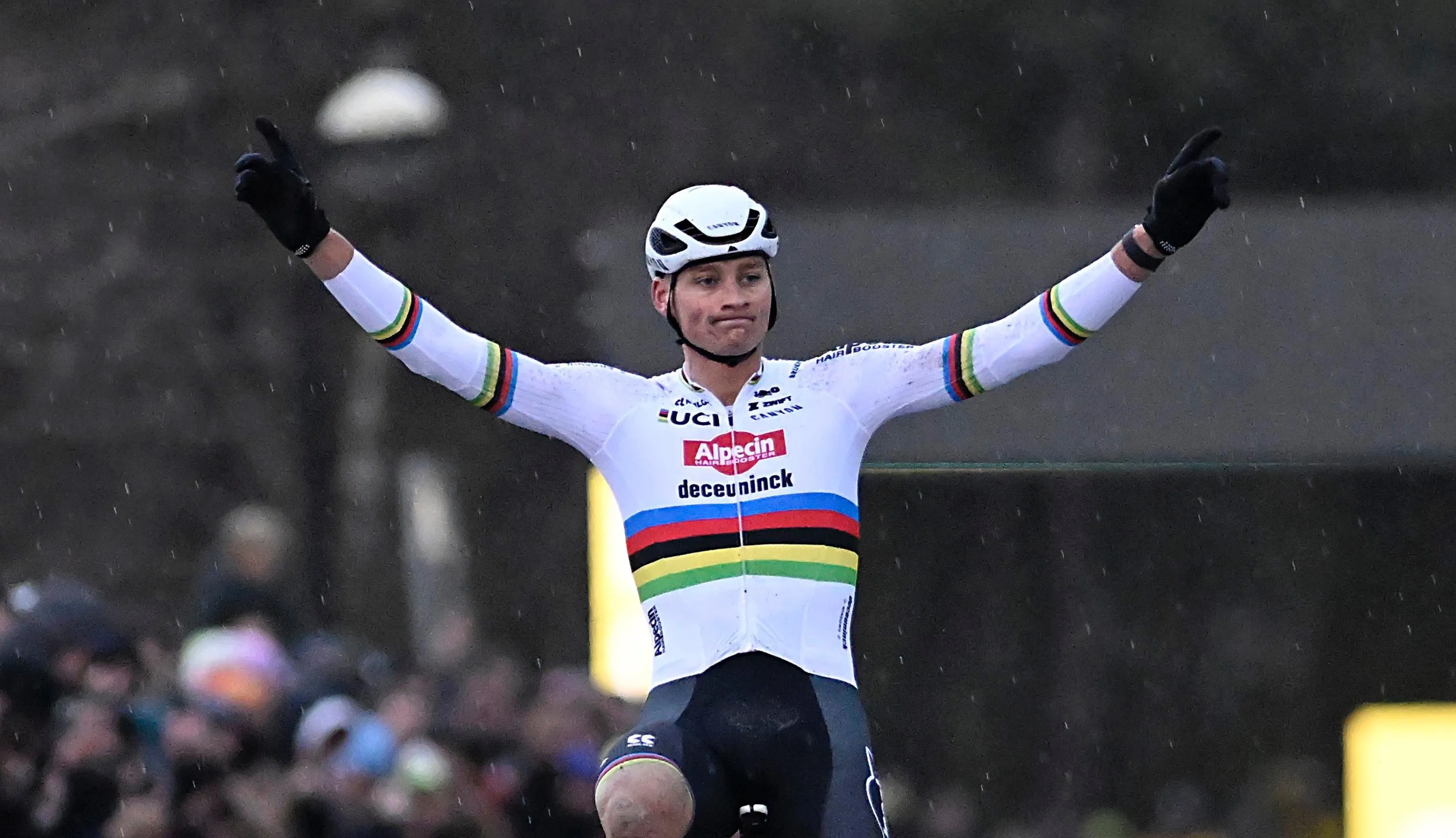 Mathieu van der Poel reageert kort op incident met 'supporters' in Gavere