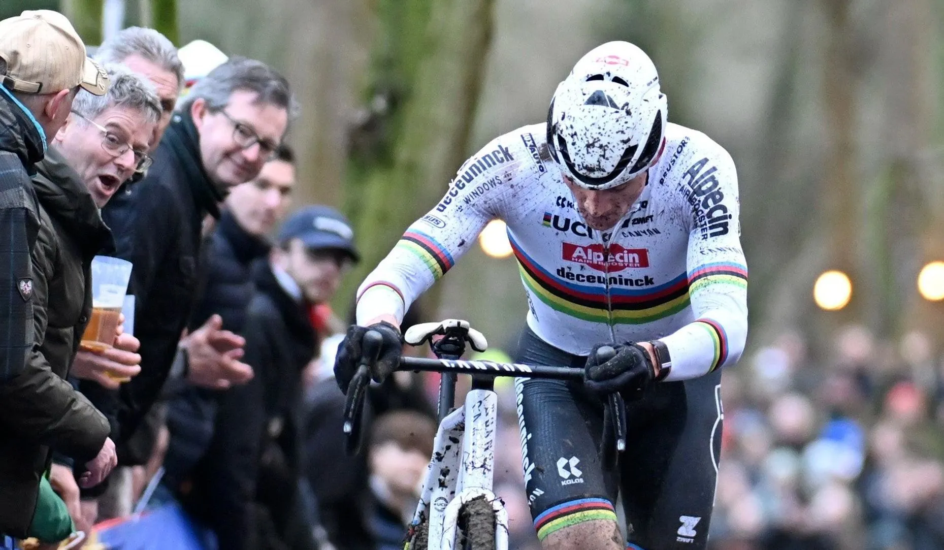 Mathieu van der Poel krijgt in Gavere af te rekenen met wangedrag van 'supporters'