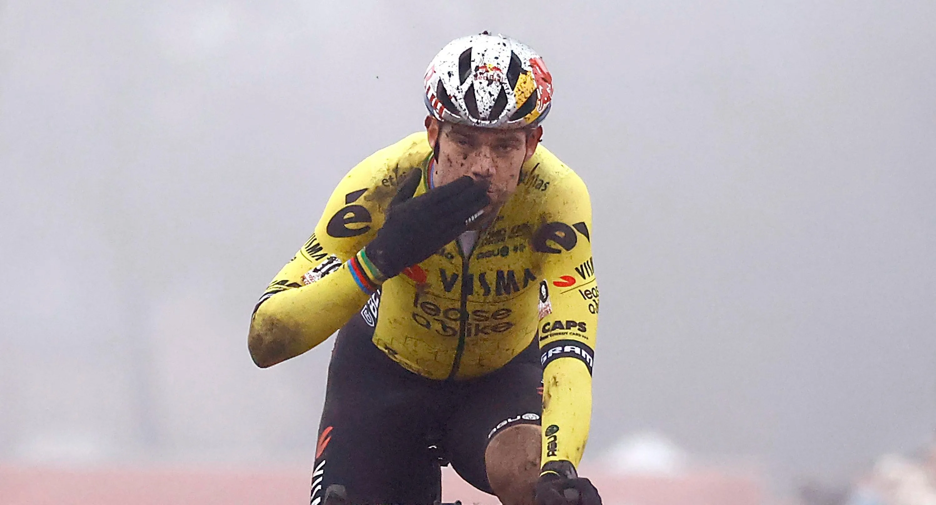 Wout van Aert kwam ten val door onvoorzichtige fan: 'Hij hing volledig over het parcours'