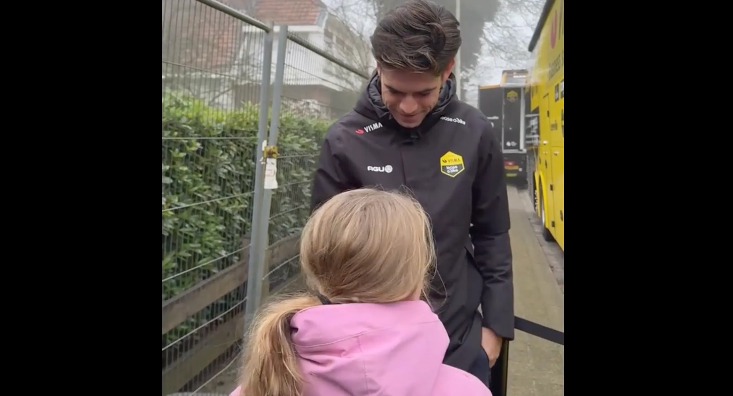 KIJK. Wout van Aert glundert nadat hij verrassing krijgt van jonge fan