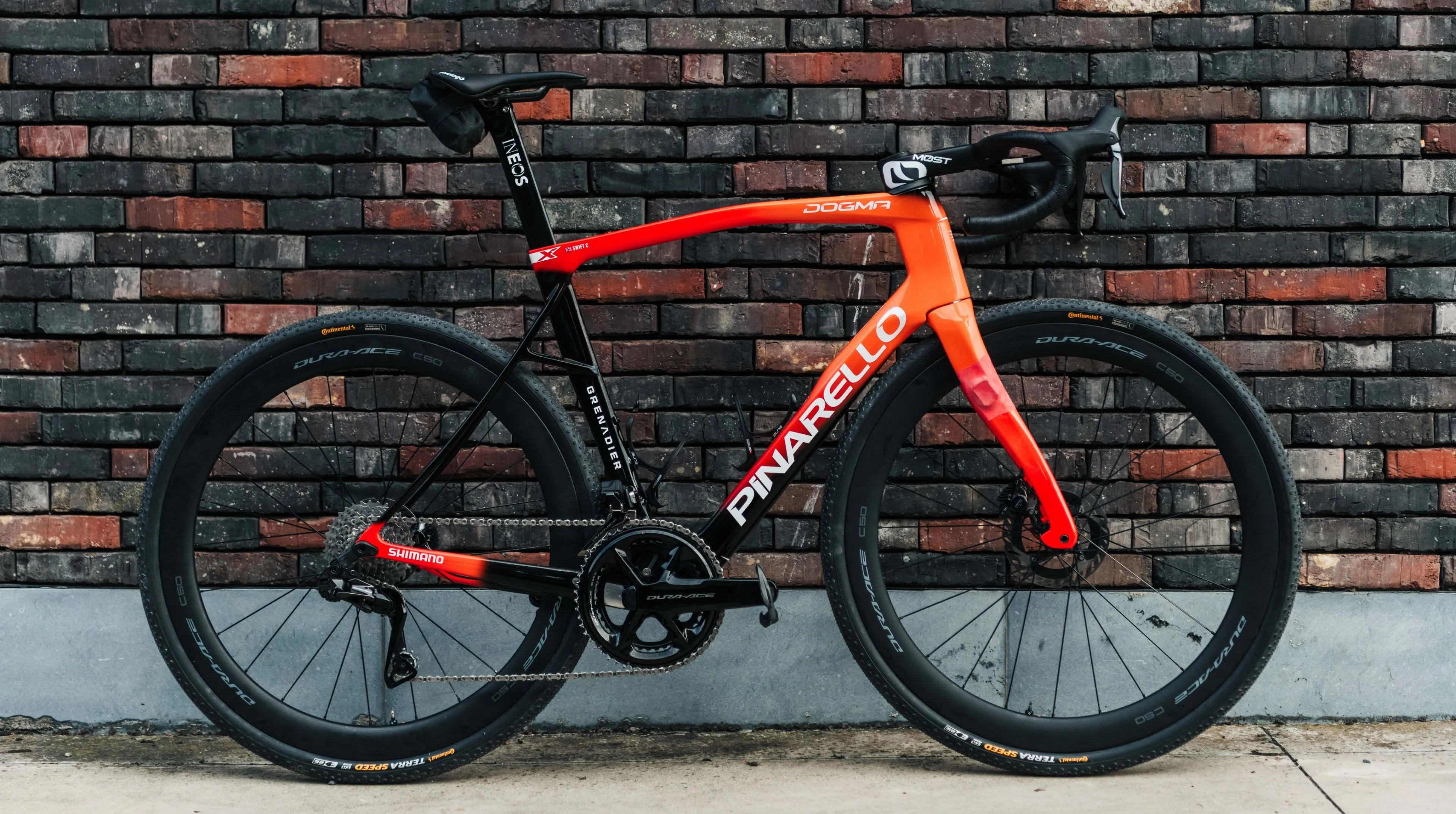 KIJK. Renners van INEOS Grenadiers gespot in gloednieuwe outfit