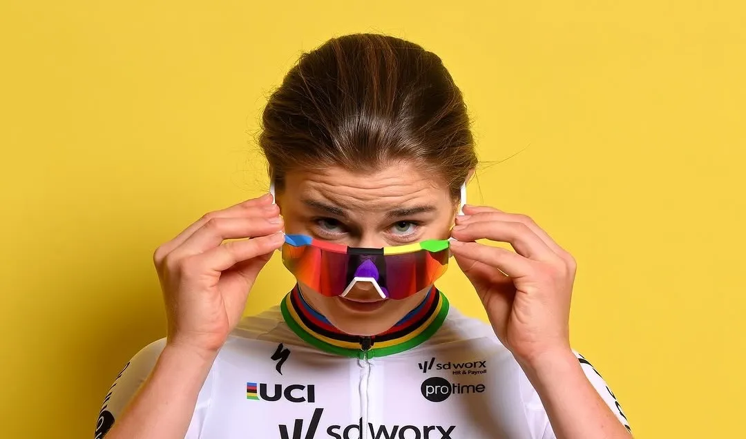 KIJK. Lotte Kopecky is tijdens wereldbeker Benidorm materiaalvrouw voor Blanka Vas