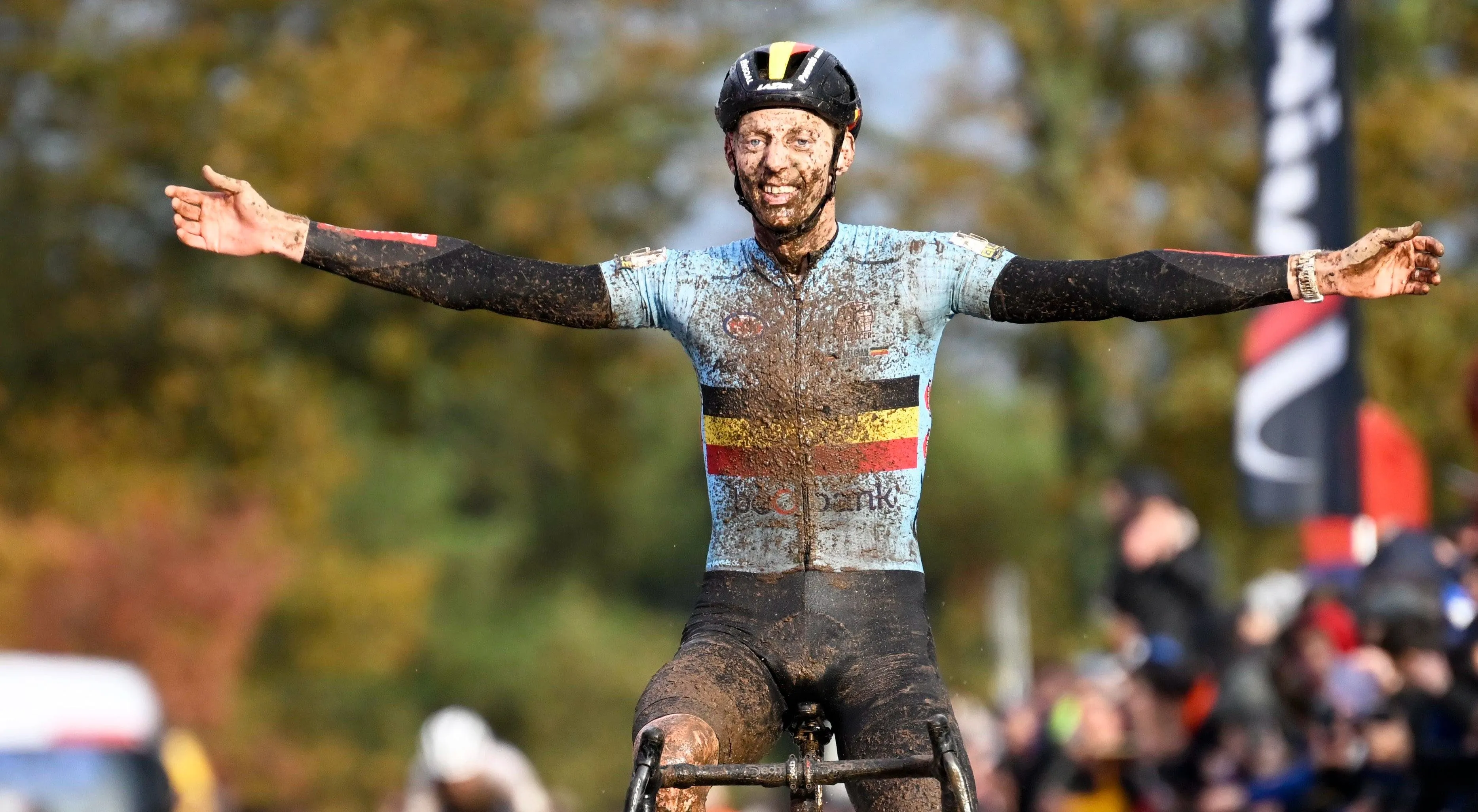 Michael Vanthourenhout heeft idee om Mathieu van der Poel 'zenuwachtig' te maken op WK