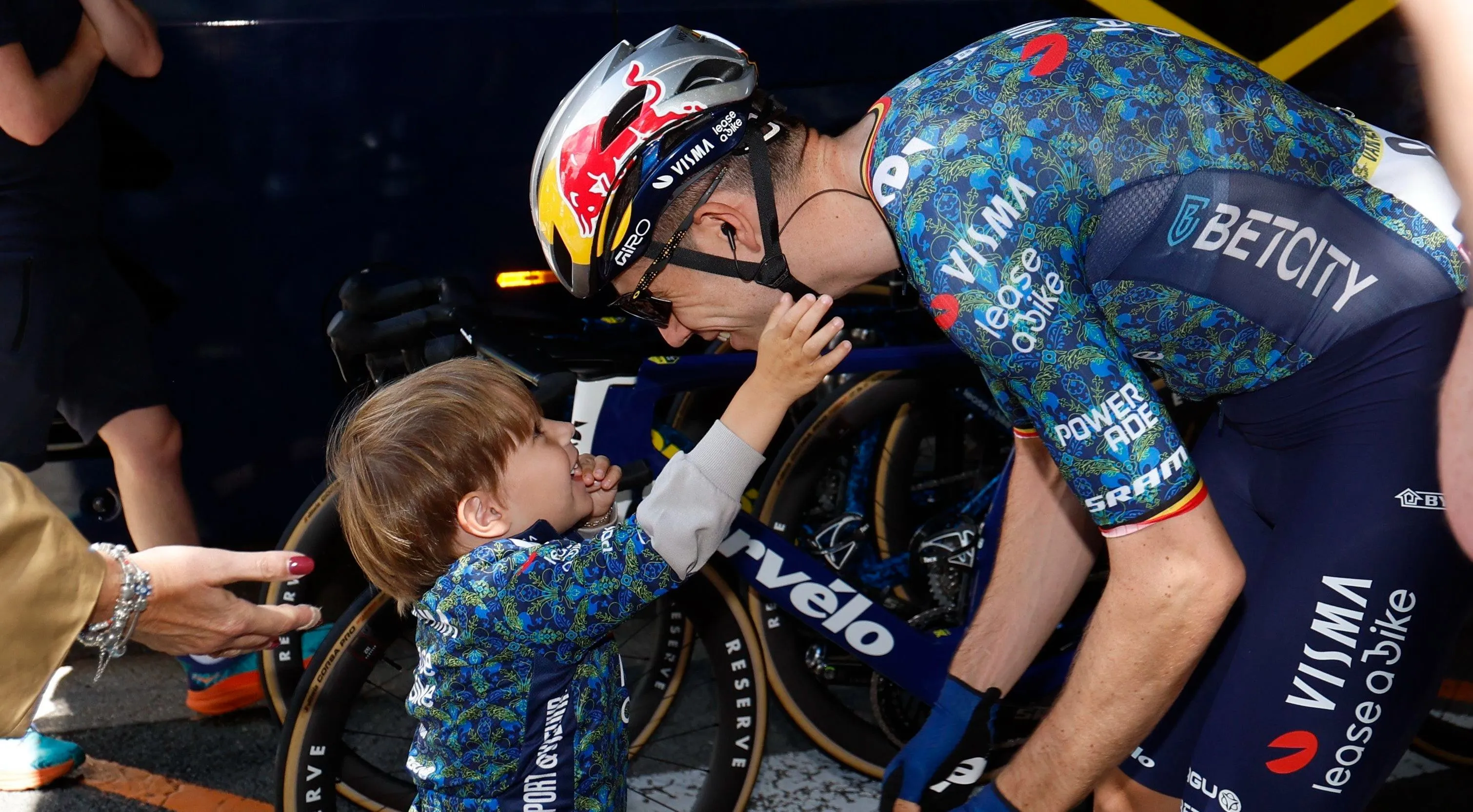 Georges van Aert is grote fan van… Eli Iserbyt! 'Op de fiets doet hij soms Eli na'