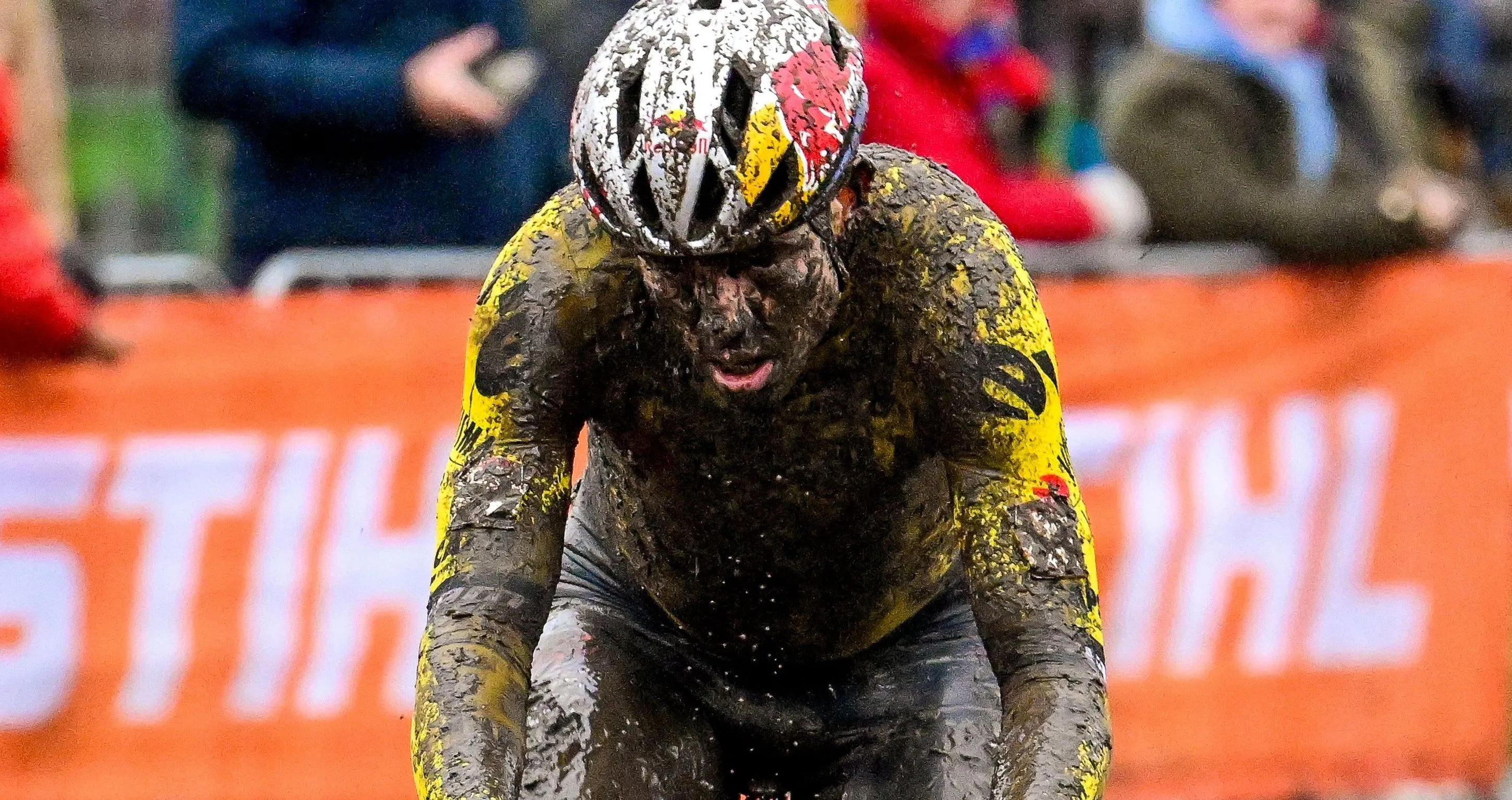 KIJK. Ook Wout van Aert rijdt tegenwoordig met dure sportwagen naar de cross