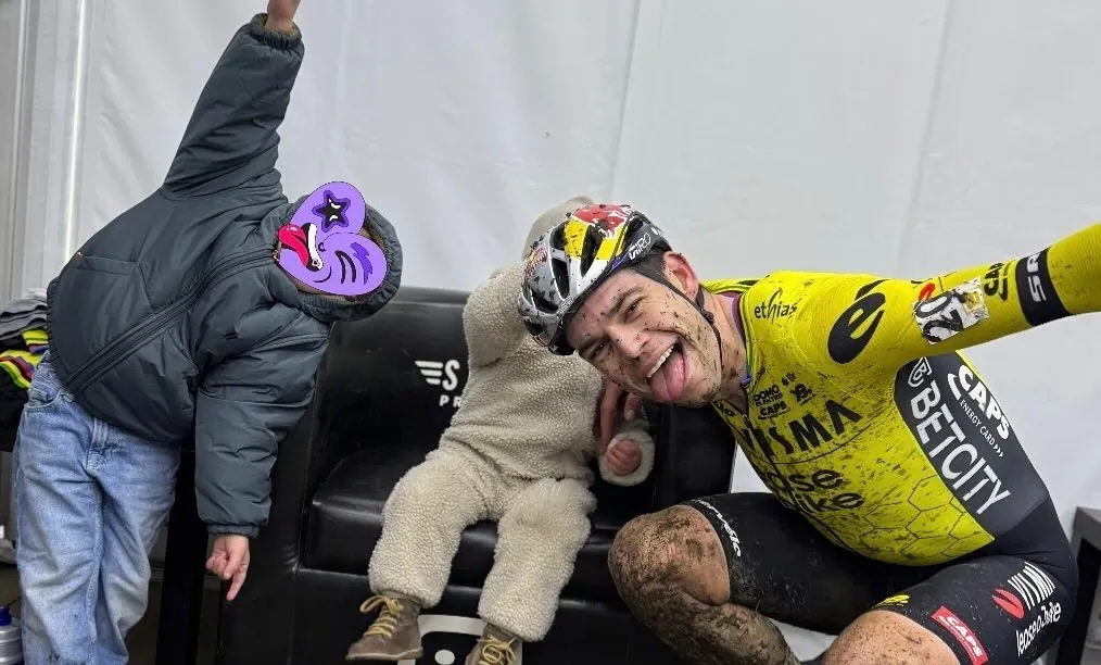 KIJK. Wout van Aert deelt ontroerende foto met zoontjes Georges en Jerome