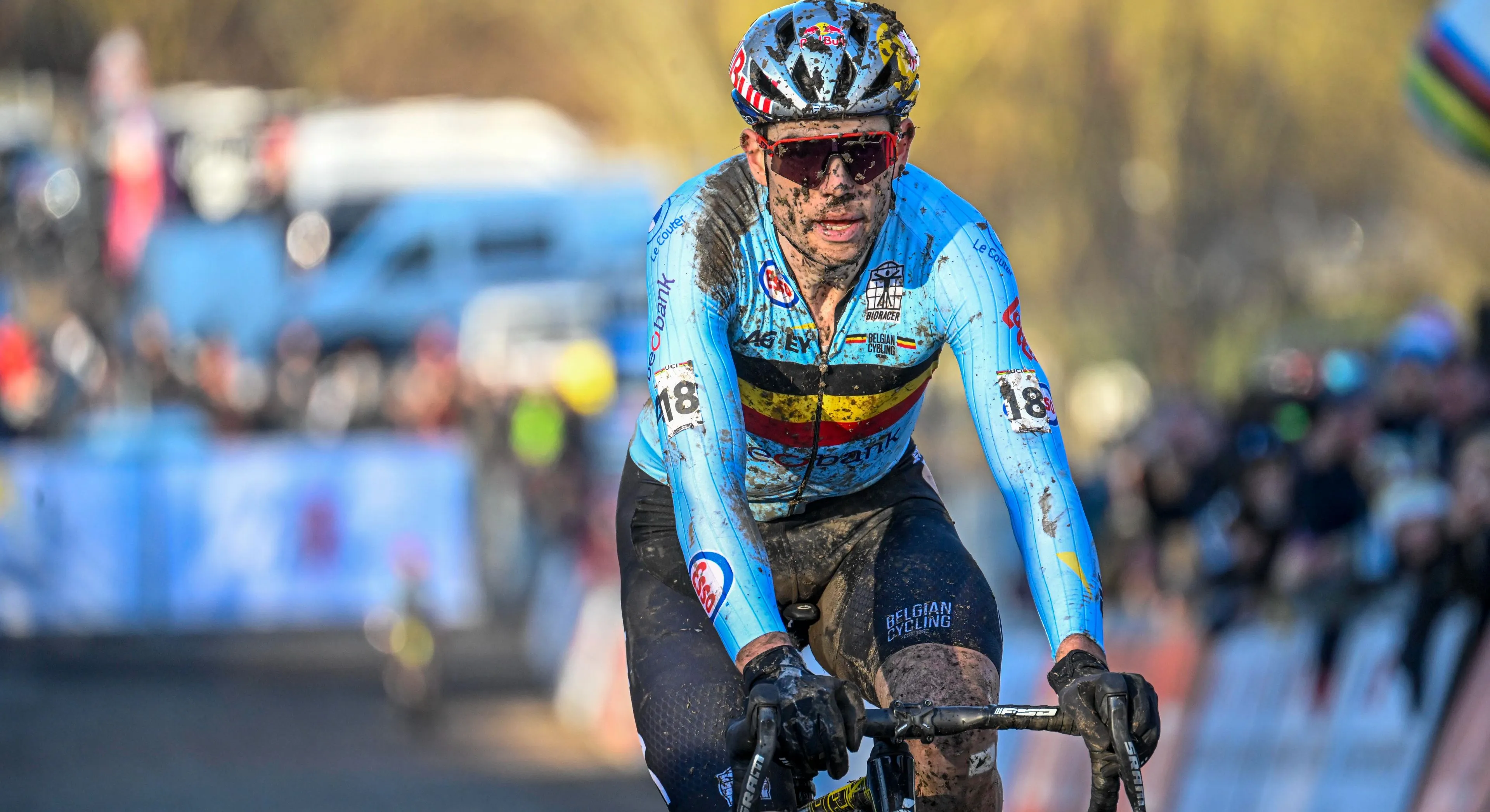 KIJK. Amateurbeelden tonen hoe Wout van Aert na de start aan erger ontsnapt