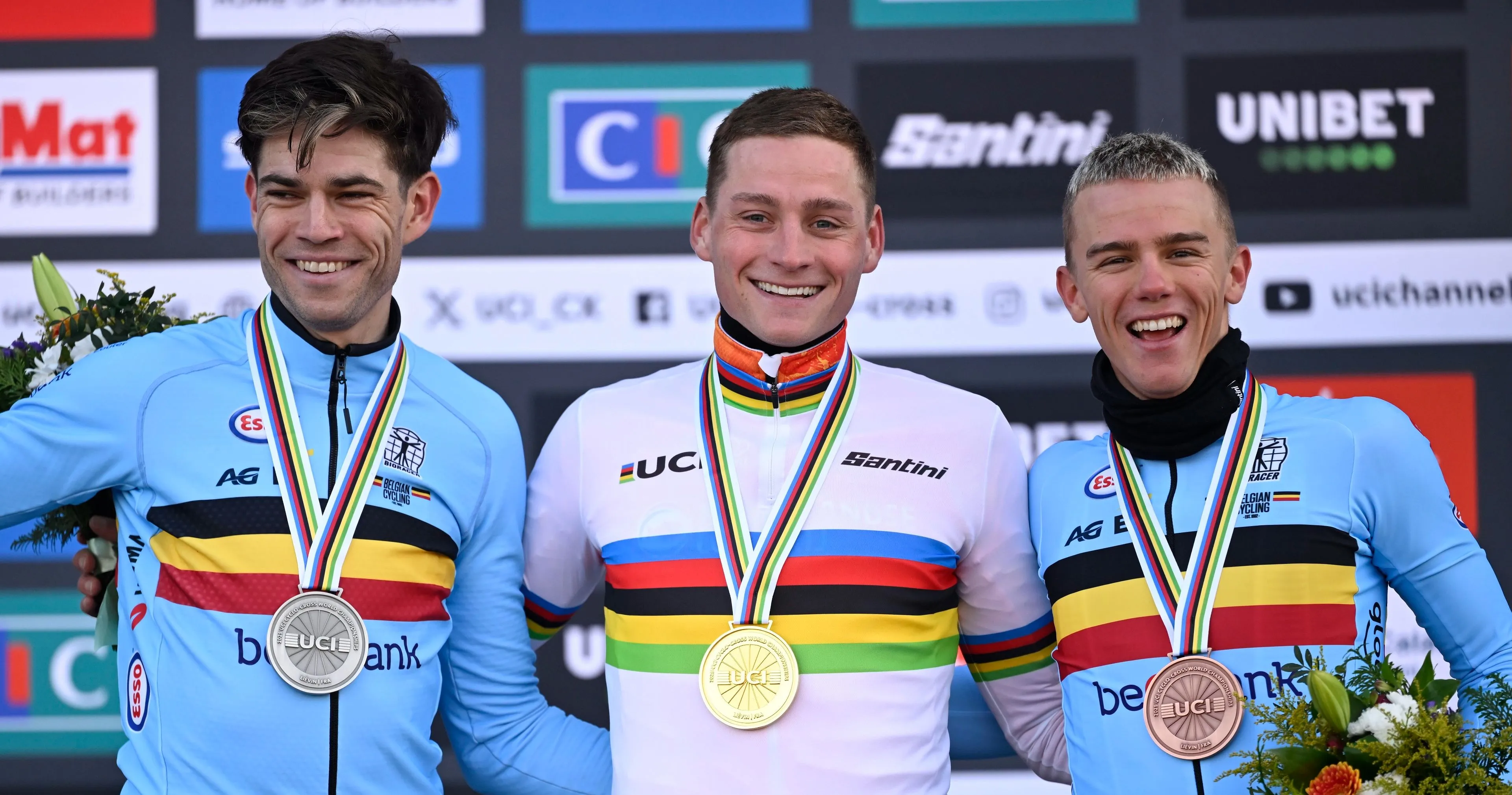 Adrie van der Poel apetrots na 7e wereldtitel van Mathieu: 'Dit mogen we niet als normaal beschouwen'