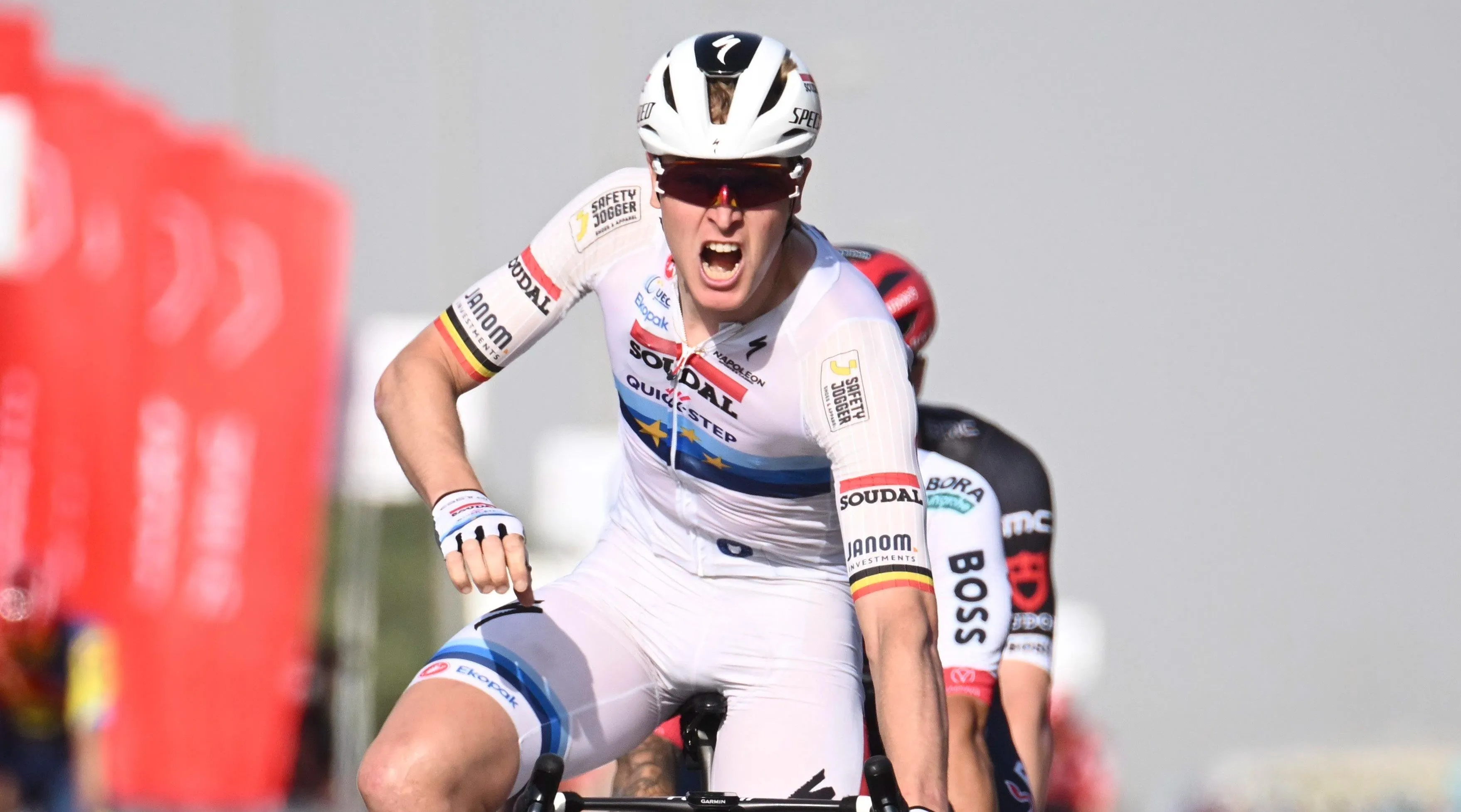 VIDEO. Merlier wint in UAE Tour en knalt na de finish op verzorger