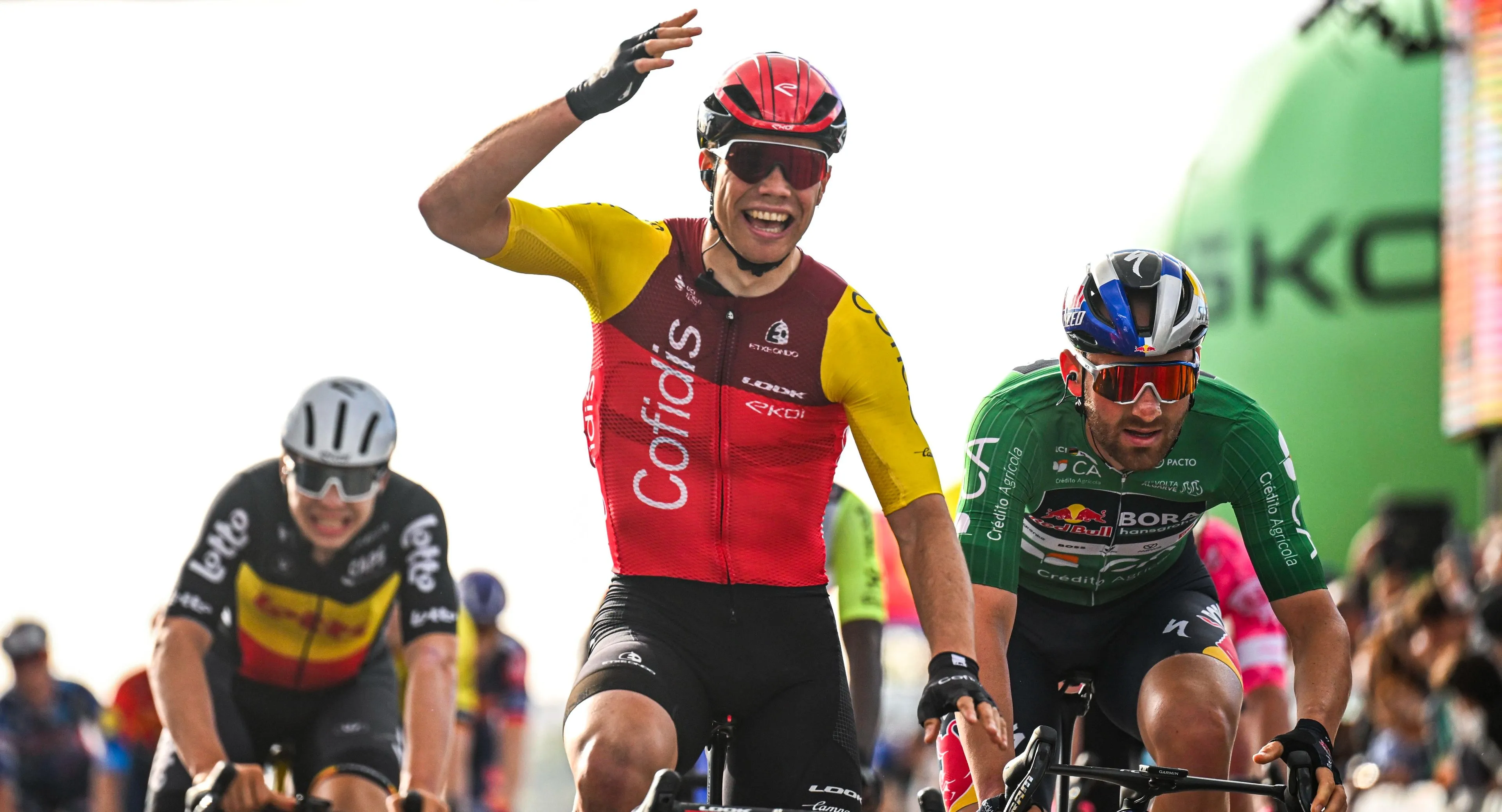 VIDEO. Milan Fretin wint in Algarve, maar brengt Wout van Aert bijna ten val