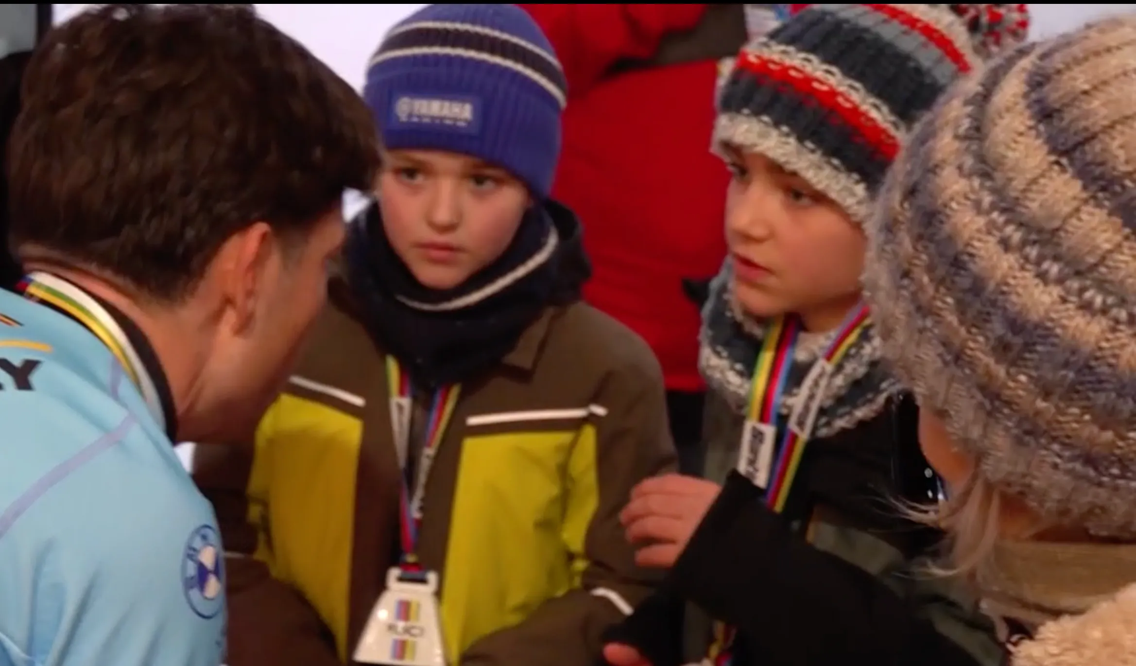 KIJK. Twee jonge kinderen bezorgen Wout van Aert verloren horloge terug