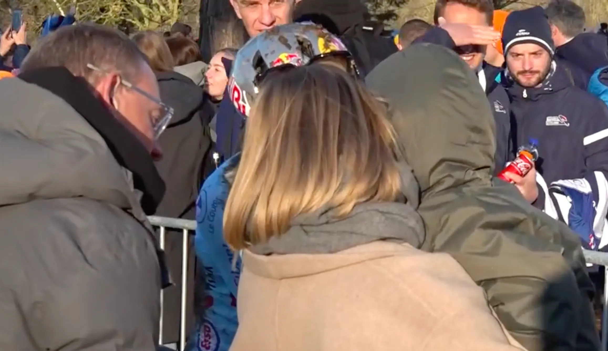 VIDEO. Wout van Aert zoekt troost bij Sarah, Georges en Jerome, UCI-topman verstoort intiem momentje