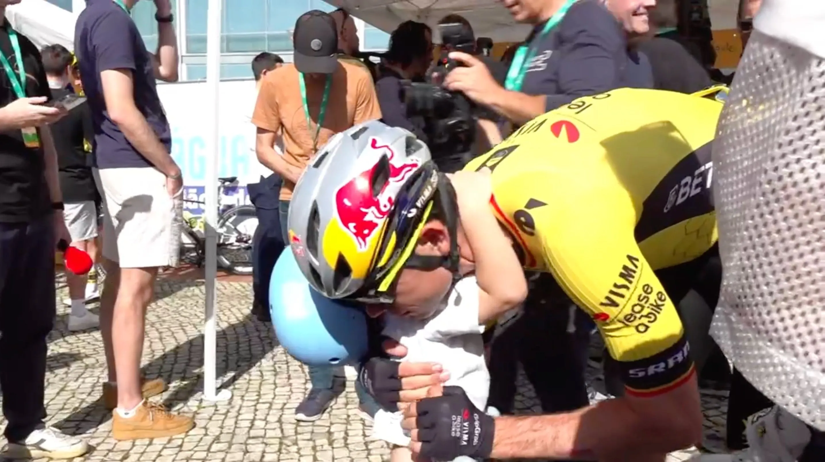 KIJK. Wout van Aert krijgt in Algarve bezoek van Sarah, Georges en Jerome