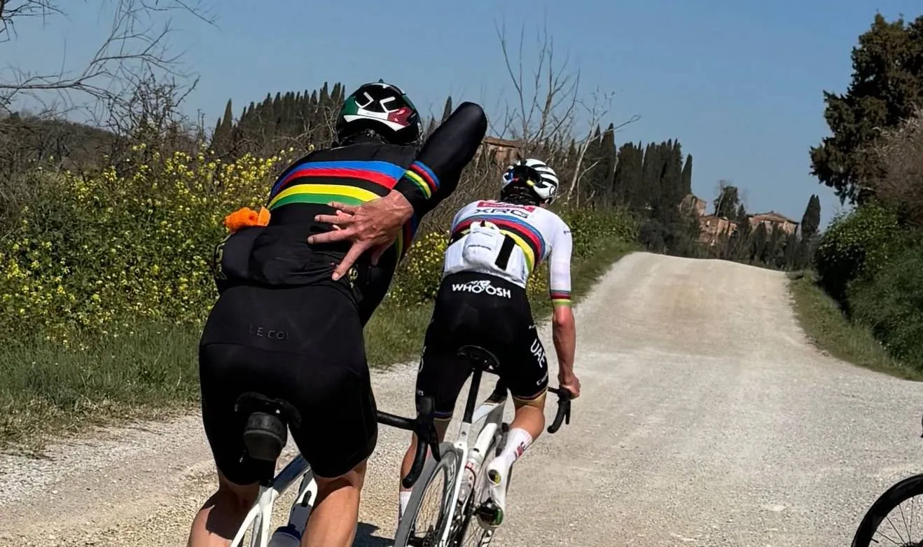 Straffe beelden: Museeuw (59) nestelt zich in wiel van Pogacar tijdens verkenning Strade Bianche