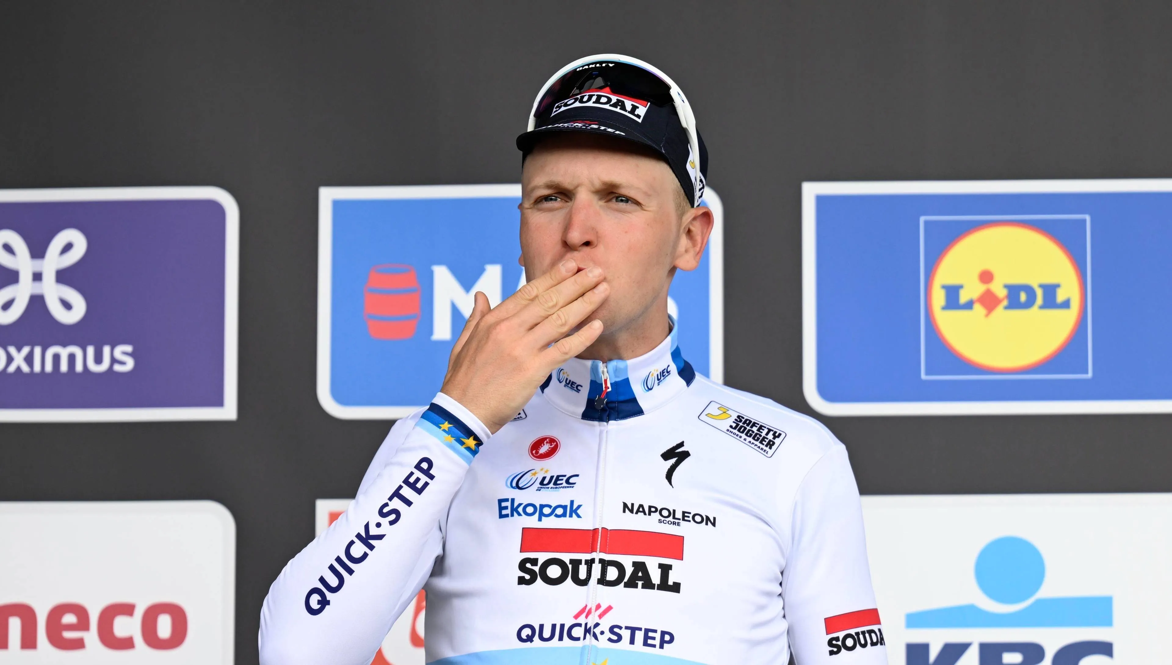 Belachelijk of terecht? Tim Merlier krijgt gele kaart na Gent-Wevelgem